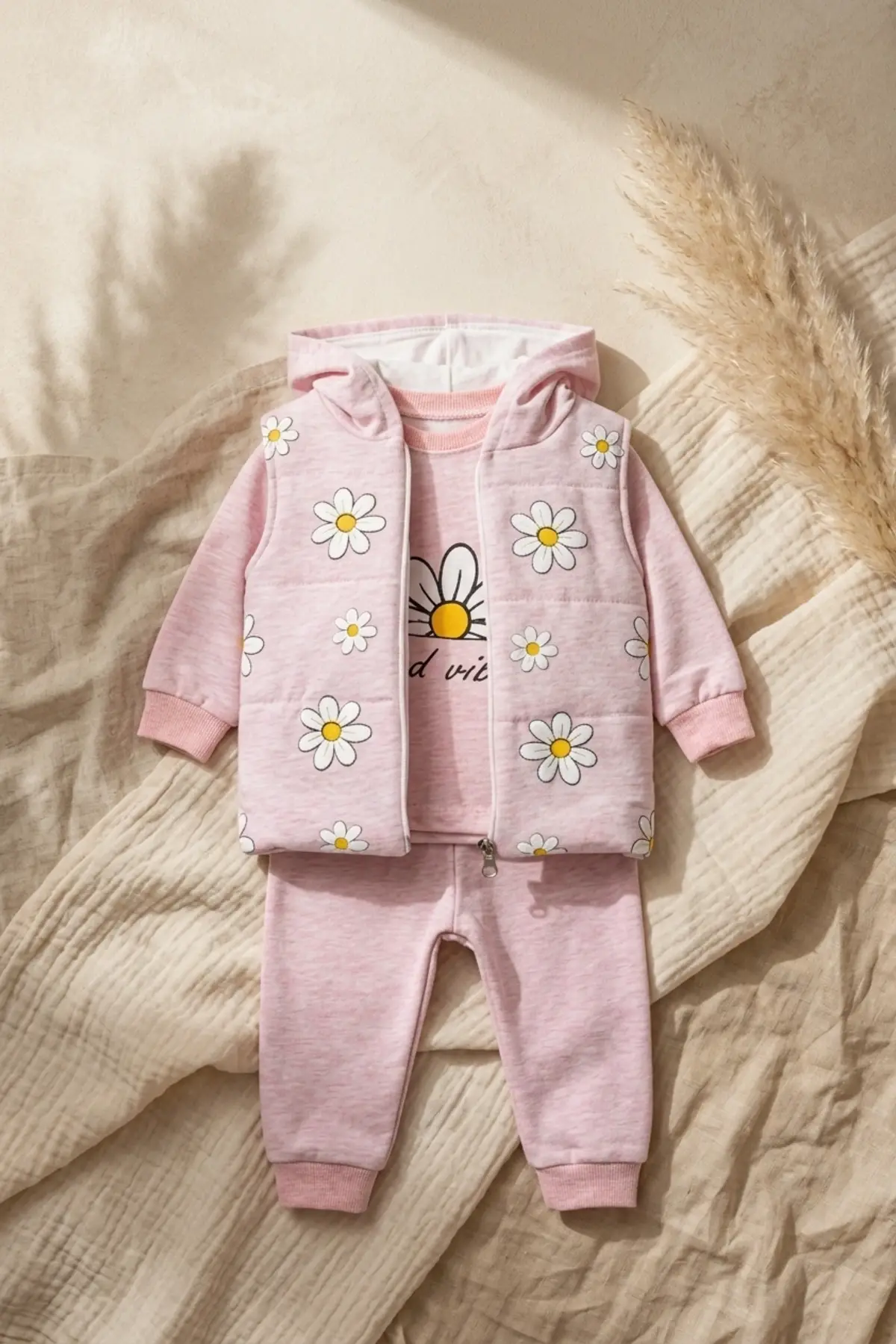 Kız Bebek Pembe Papatya Desenli 3lü Takım - Kapüşonlu Şişme Yelek, Sweatshirt ve Eşofman Altı Kombini