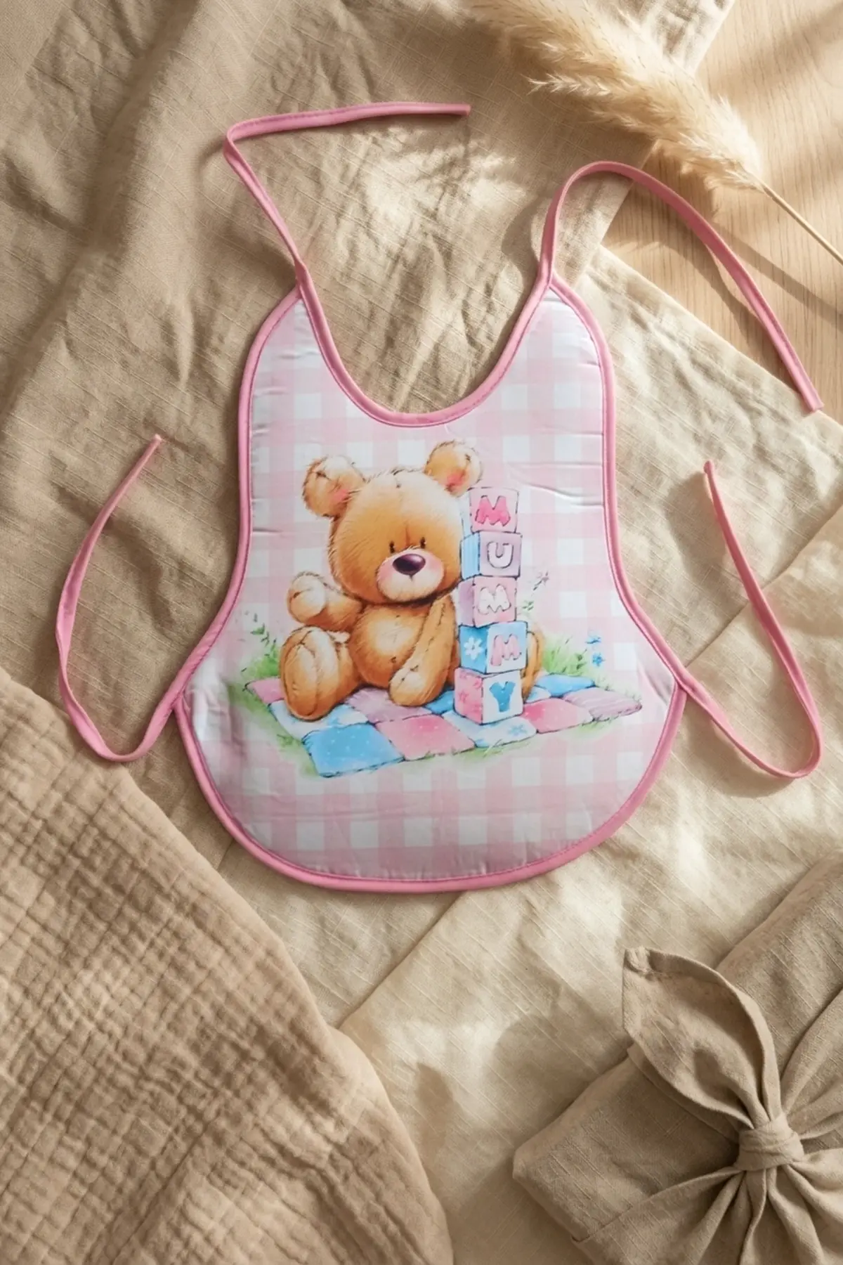 Ekose Pembe Bear Desenli Sıvı Geçirmez Armut Önlük Boyundan ve Belden Bağlamalı 6-18 Ay