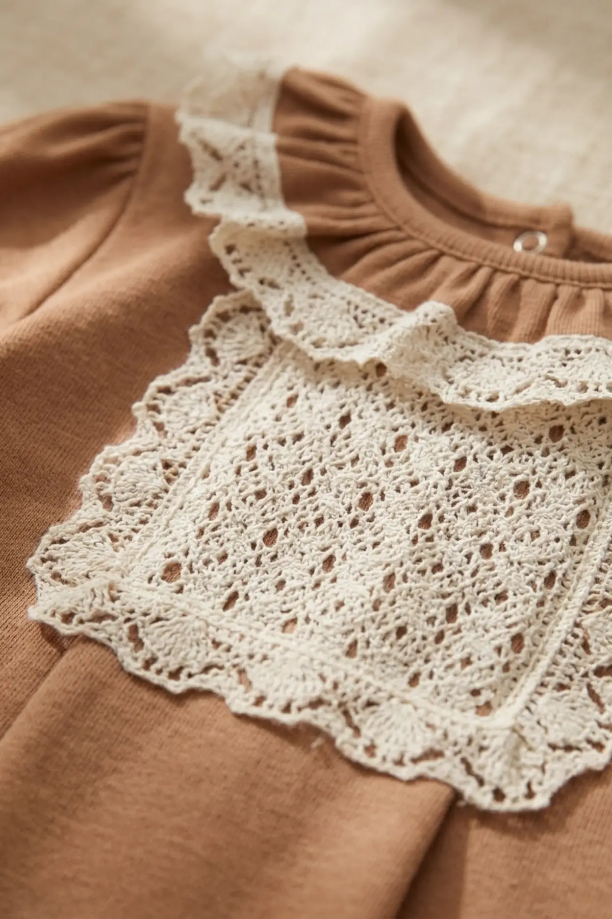 Kız Bebek Tarçın Dantel Yakalı Hastane Çıkışı ve Ekru Fitilli 5li Boho Set - %100 Yumuşak Pamuk