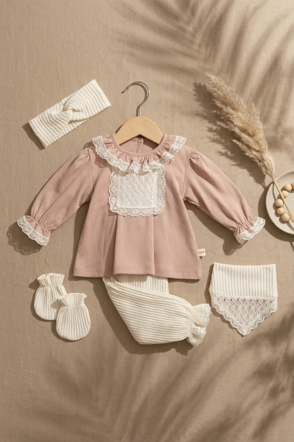 Kız Bebek Tarçın Dantel Yakalı Hastane Çıkışı ve Ekru Fitilli 5li Boho Set - %100 Yumuşak Pamuk