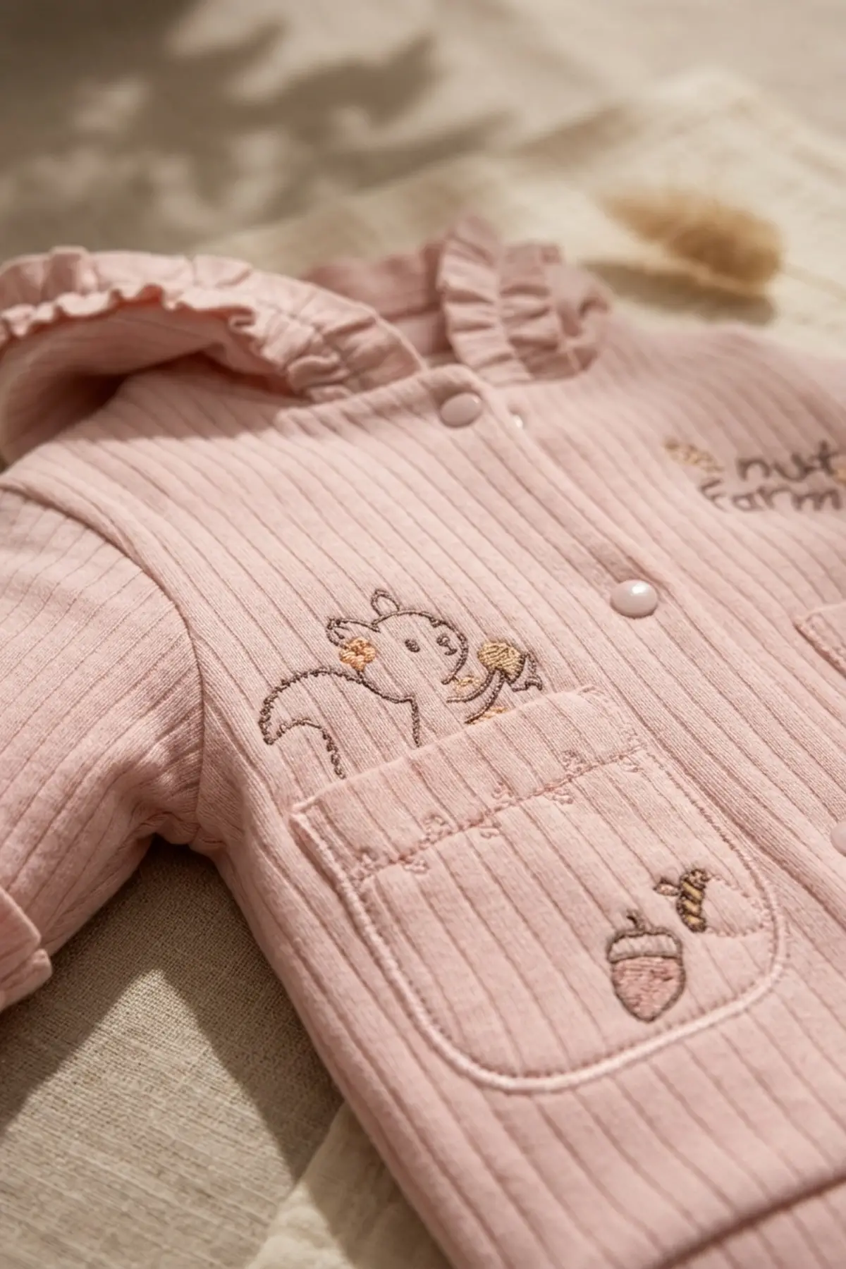 Bebek Pudra Fırfırlı Sincap Nakışlı 3lü Takım - Pamuklu Kapüşonlu Hırka, Body ve Ribana Pantolon Seti 3-12 Ay