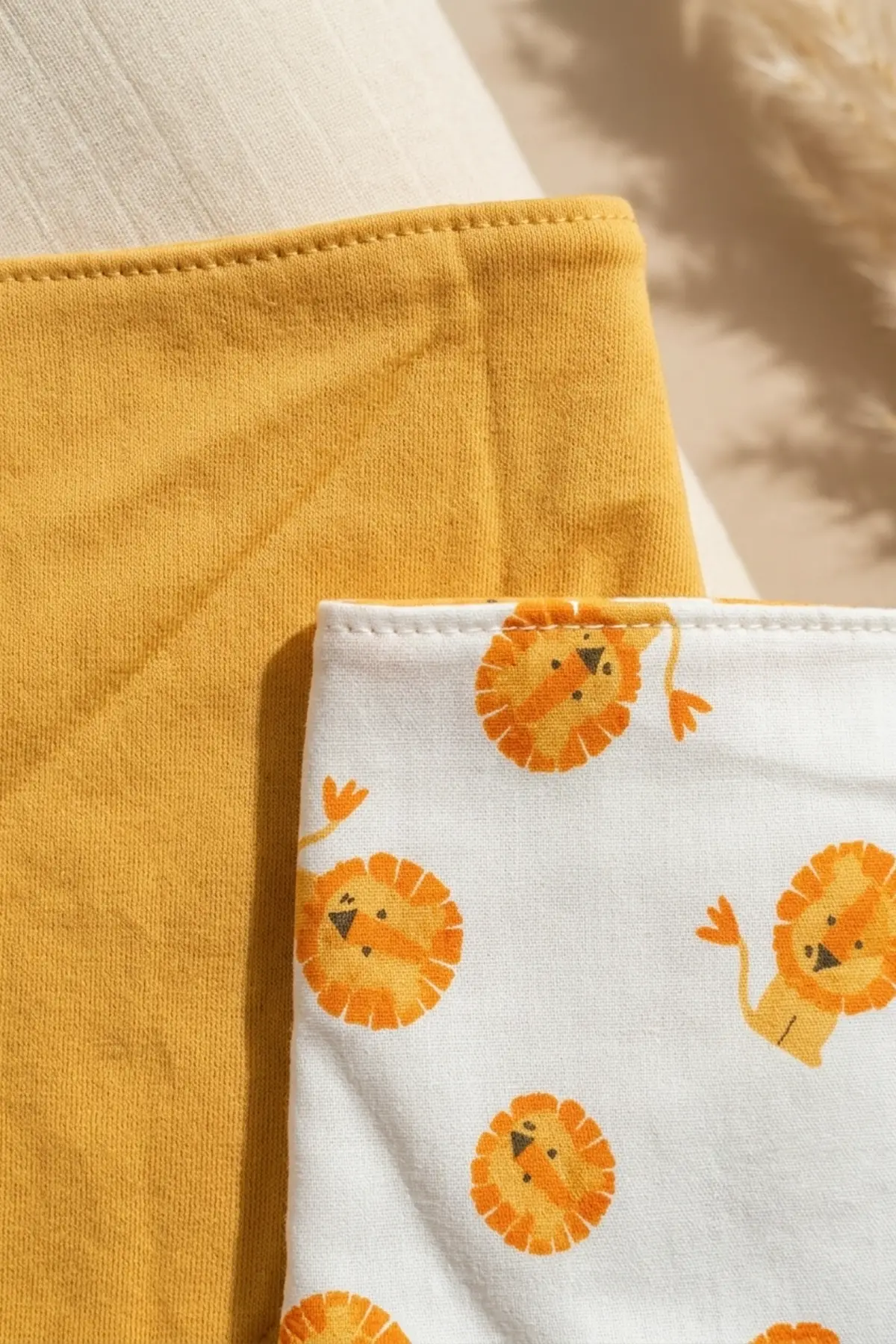 Bebek & Çocuk %100 Pamuklu Ayarlanabilir 2li Bandana Mama Önlüğü Seti - Hardal ve Aslan Desenli Safari Serisi