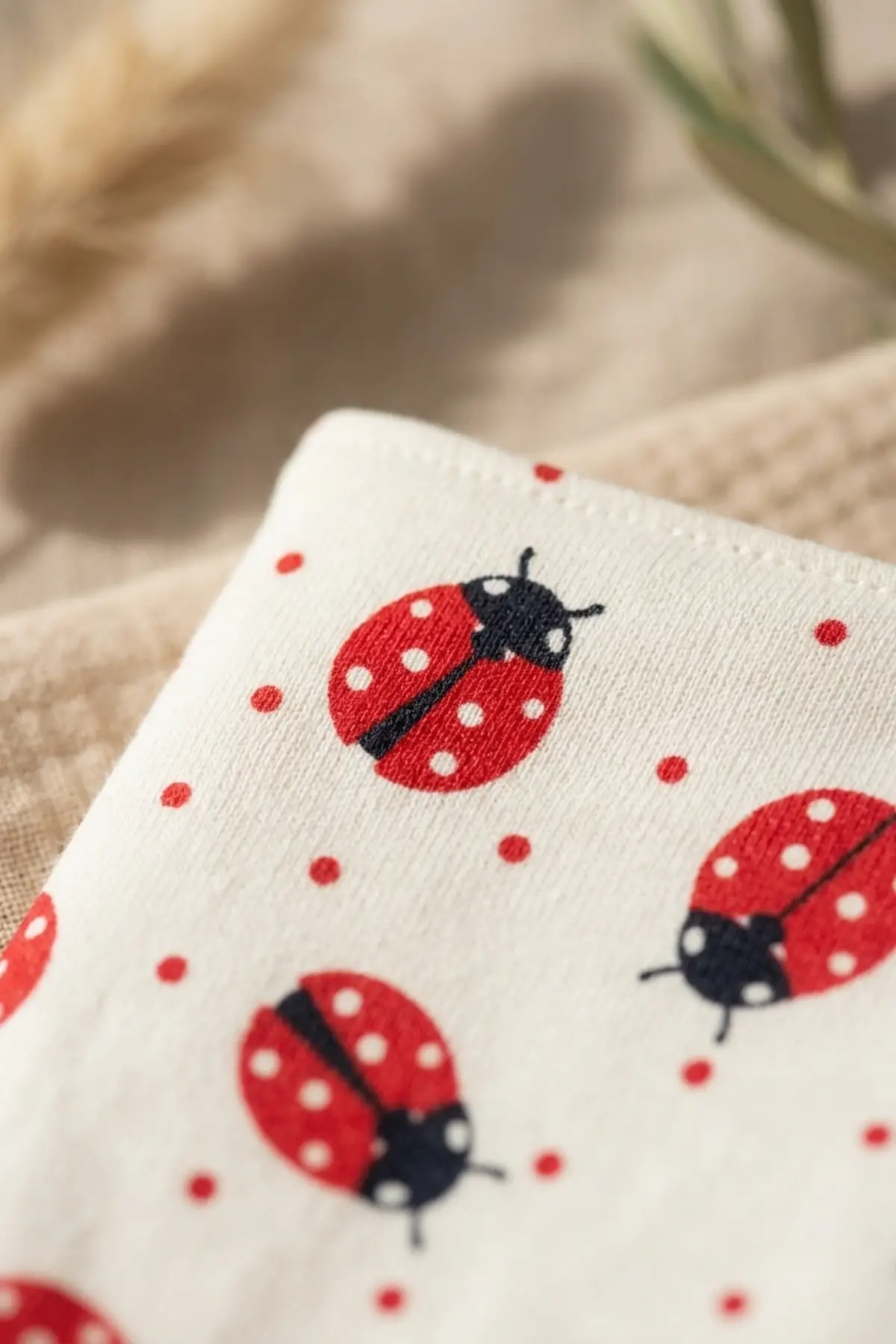 2li %100 Pamuklu Bebek Bandana Fular Önlük Seti - Canlı Kırmızı ve Uğur Böceği Desenli Çıtçıtlı Salya Önlüğü