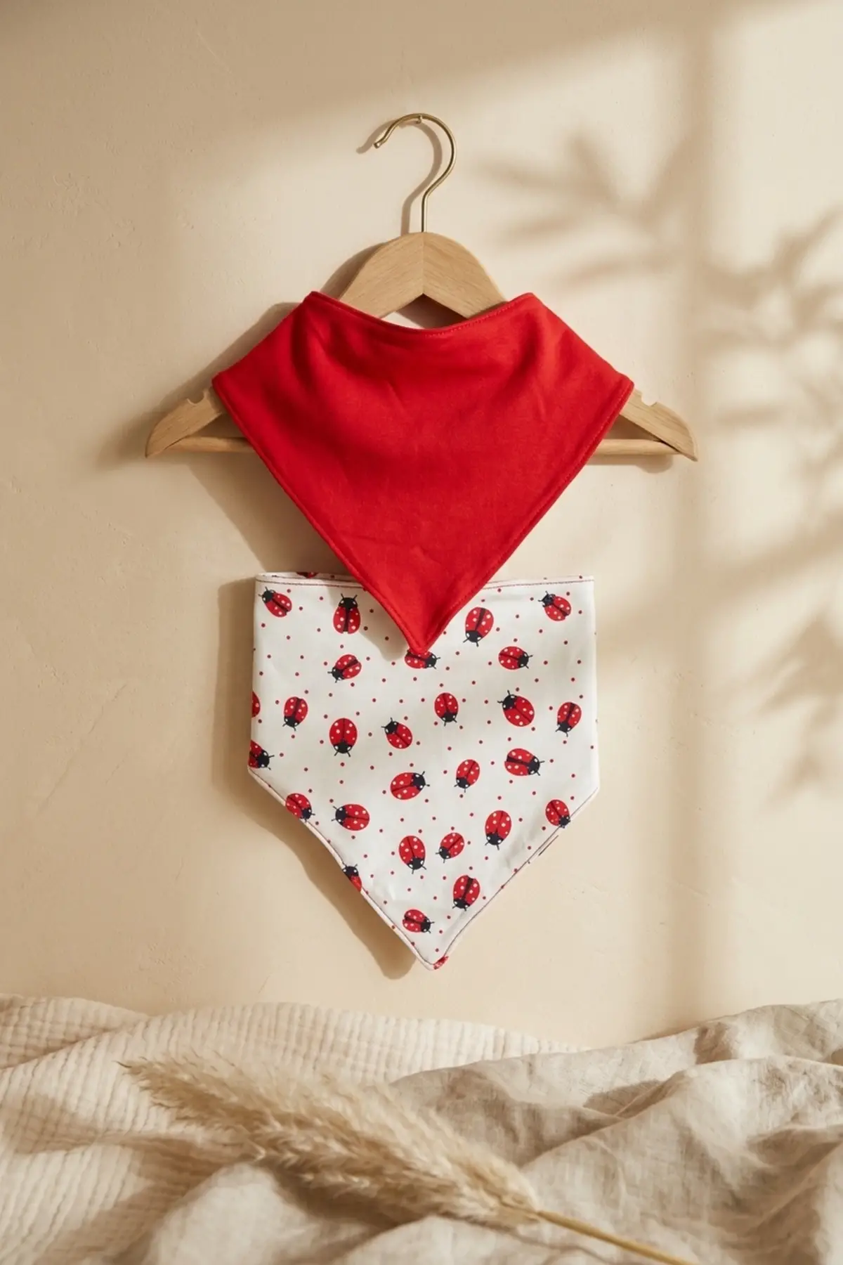 2li %100 Pamuklu Bebek Bandana Fular Önlük Seti - Canlı Kırmızı ve Uğur Böceği Desenli Çıtçıtlı Salya Önlüğü