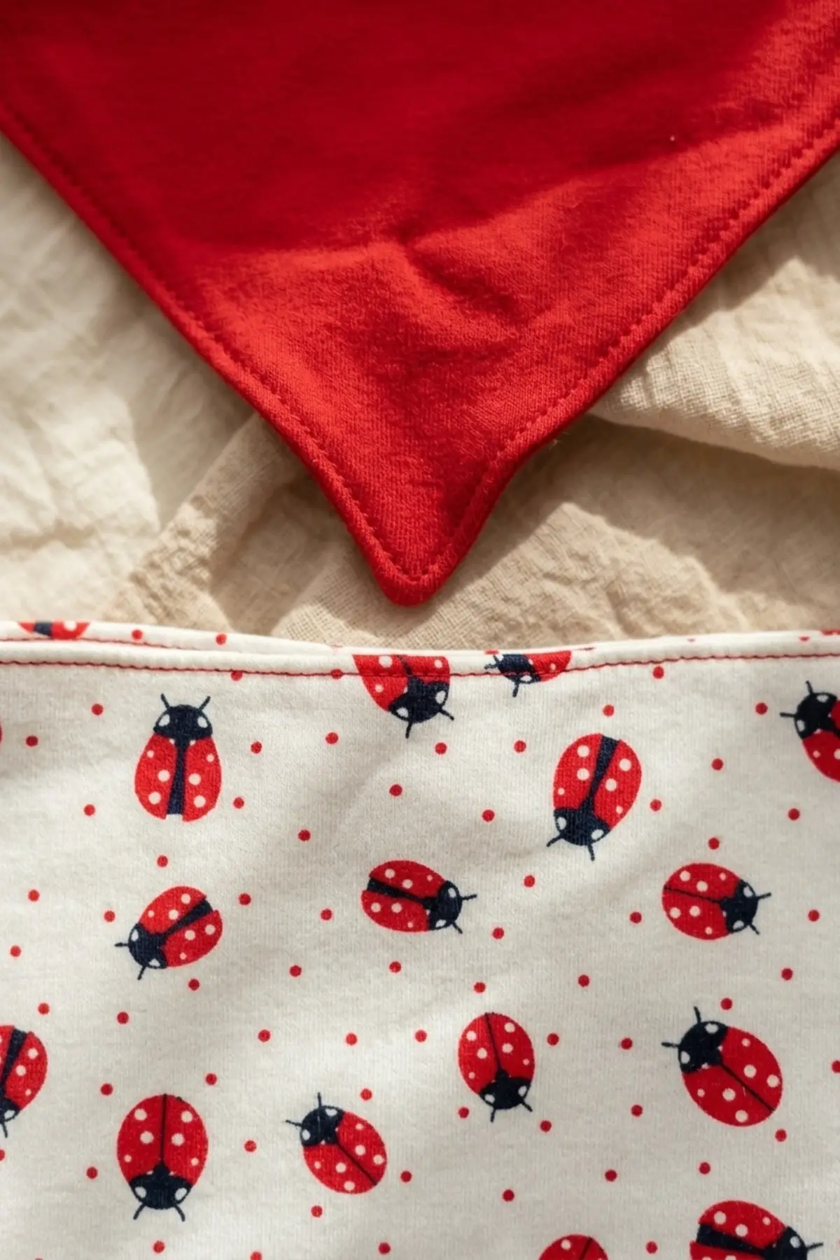 2li %100 Pamuklu Bebek Bandana Fular Önlük Seti - Canlı Kırmızı ve Uğur Böceği Desenli Çıtçıtlı Salya Önlüğü