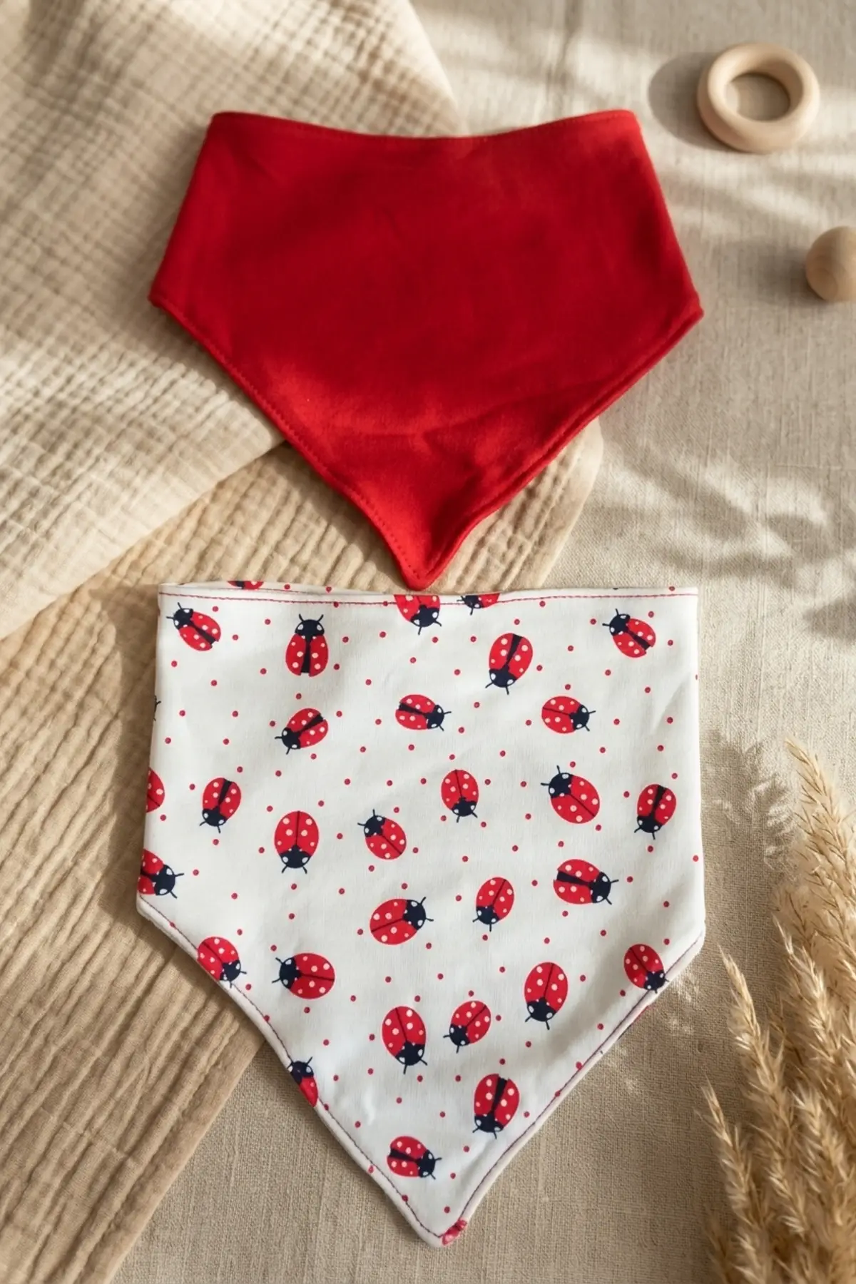 2li %100 Pamuklu Bebek Bandana Fular Önlük Seti - Canlı Kırmızı ve Uğur Böceği Desenli Çıtçıtlı Salya Önlüğü