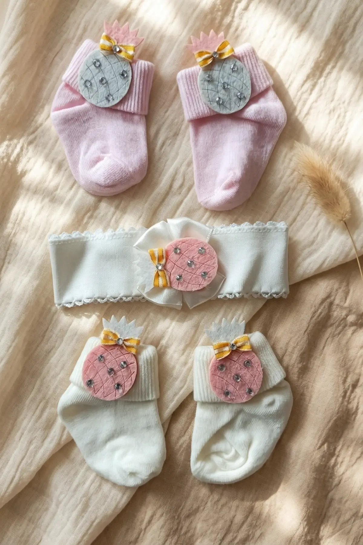 Pina Bloom Kristal Taşlı Ananas Figürlü Bebek Çorap ve Bandana Seti 0-6 Ay - 3 Parça Lüks Newborn Hediye Seti