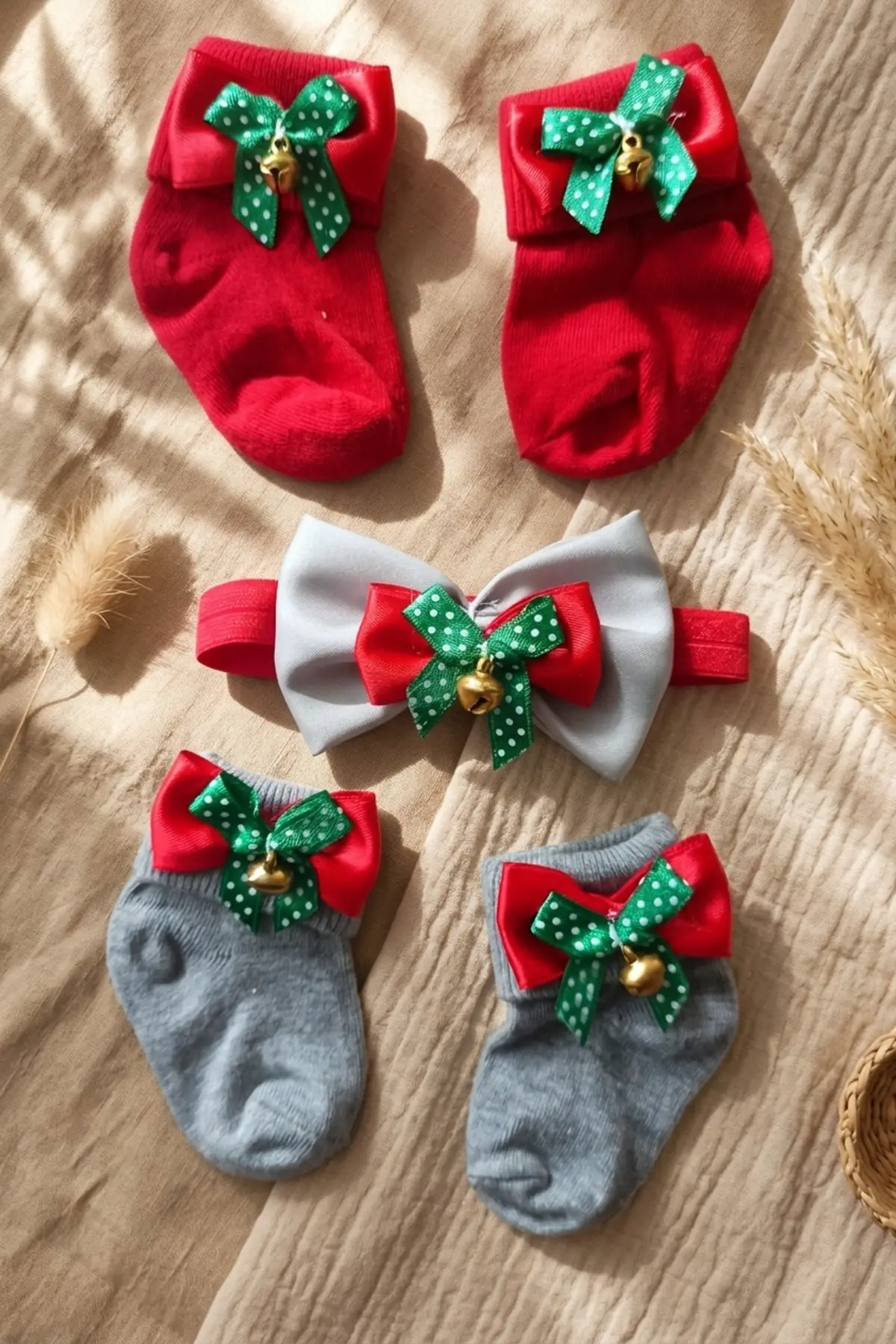 Merry Bells 3lü Yılbaşı Bebek Seti - Kırmızı ve Gri Fiyonklu Çıngıraklı Çorap & Fiyonk Kombini - Yenidoğan ve Bebek Hediye Seti