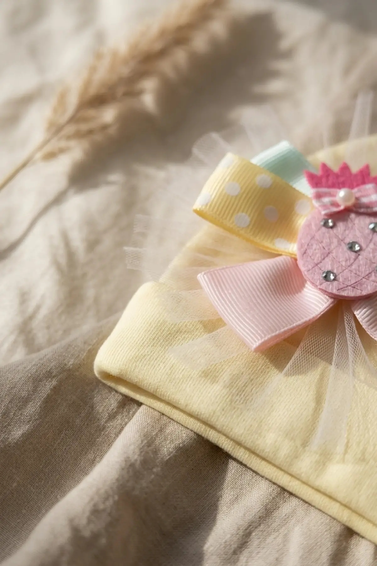 Sarı Renk %100 Pamuklu Fiyonklu Kız Bebek Beresi - Ananas Figürlü ve Renkli Kurdele Detaylı Şık Bebek Şapkası