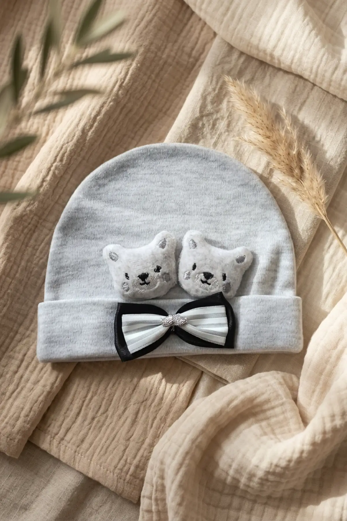 Teddy Charm Nakışlı ve Papyon Detaylı %100 Pamuklu Yumuşak Bebek Beresi - Gri Melanj Şık Bebek Aksesuarı
