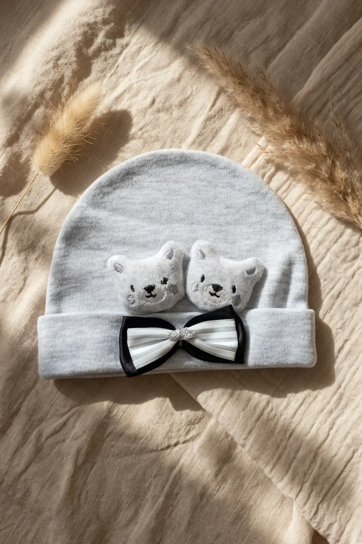 Teddy Charm Nakışlı ve Papyon Detaylı %100 Pamuklu Yumuşak Bebek Beresi - Gri Melanj Şık Bebek Aksesuarı