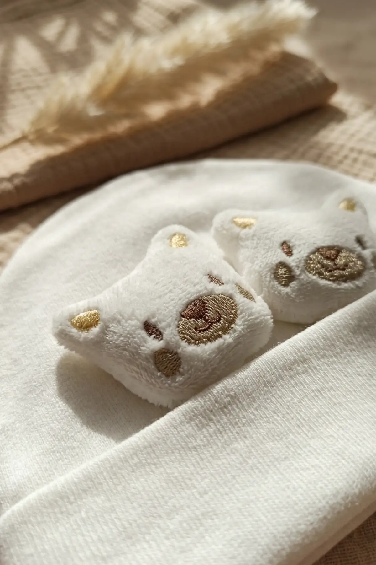 Teddy Charm Nakışlı ve Papyon Detaylı %100 Pamuklu Yumuşak Bebek Beresi - Beyaz Melanj Şık Bebek Aksesuarı