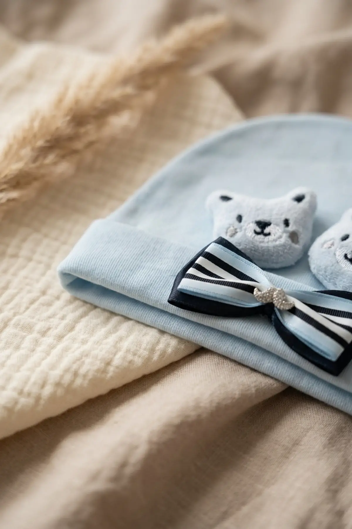 Teddy Charm Nakışlı ve Papyon Detaylı %100 Pamuklu Yumuşak Bebek Beresi - Mavi Melanj Şık Bebek Aksesuarı