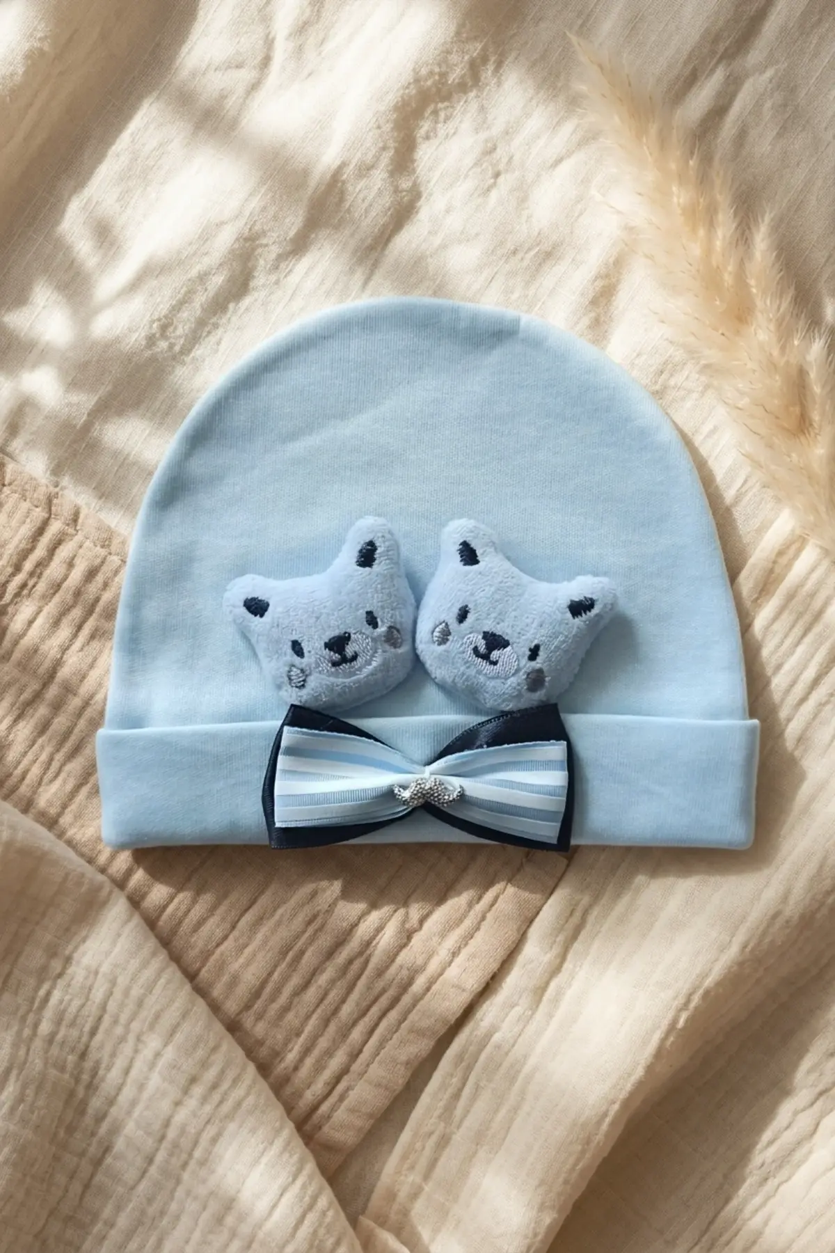 Teddy Charm Nakışlı ve Papyon Detaylı %100 Pamuklu Yumuşak Bebek Beresi - Mavi Melanj Şık Bebek Aksesuarı