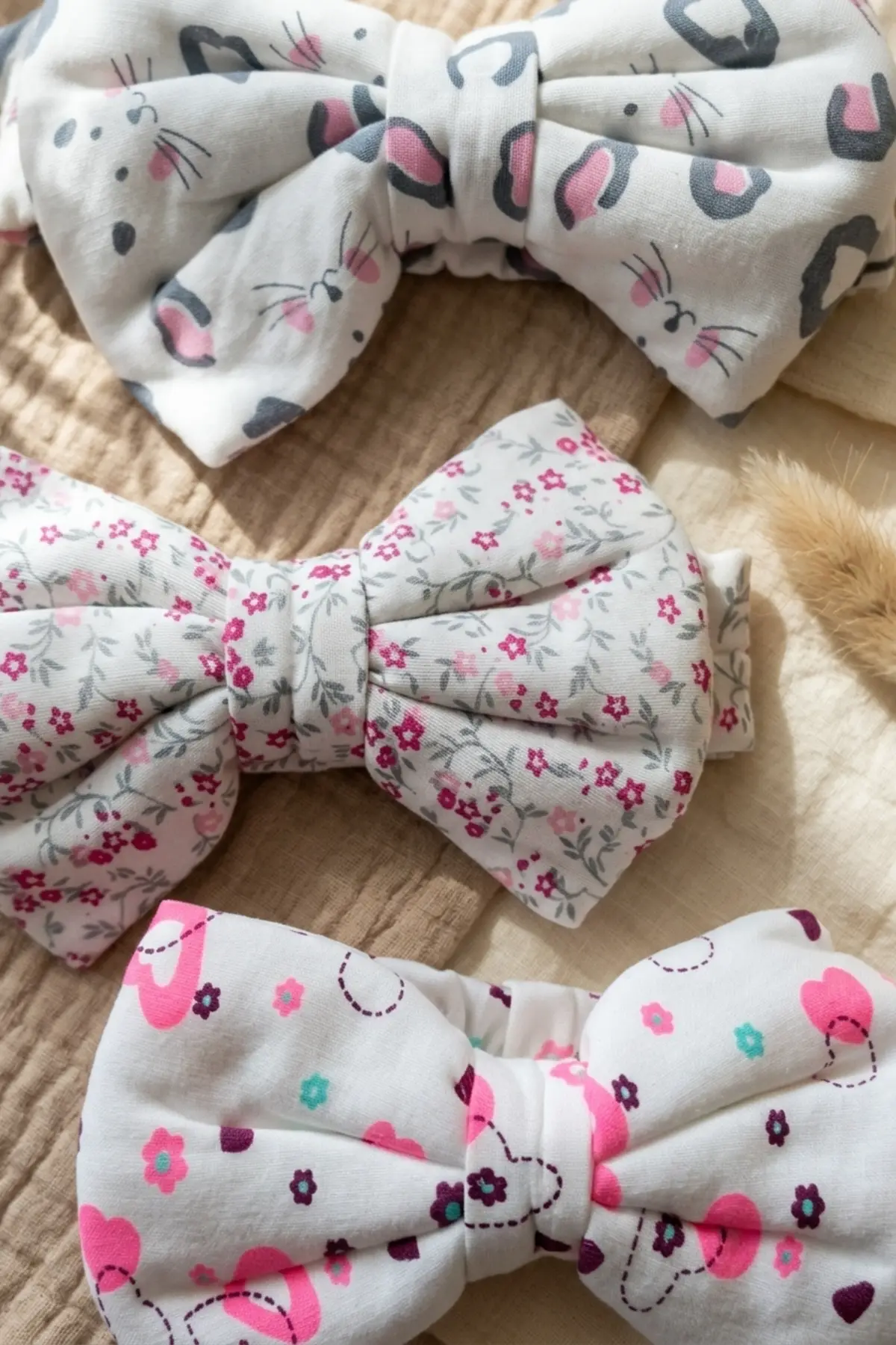 3lü Bebek ve Çocuk Pamuklu Fiyonk Bandana Seti - Yumuşak Dokulu Floral ve Kedi Desenli Saç Aksesuarı