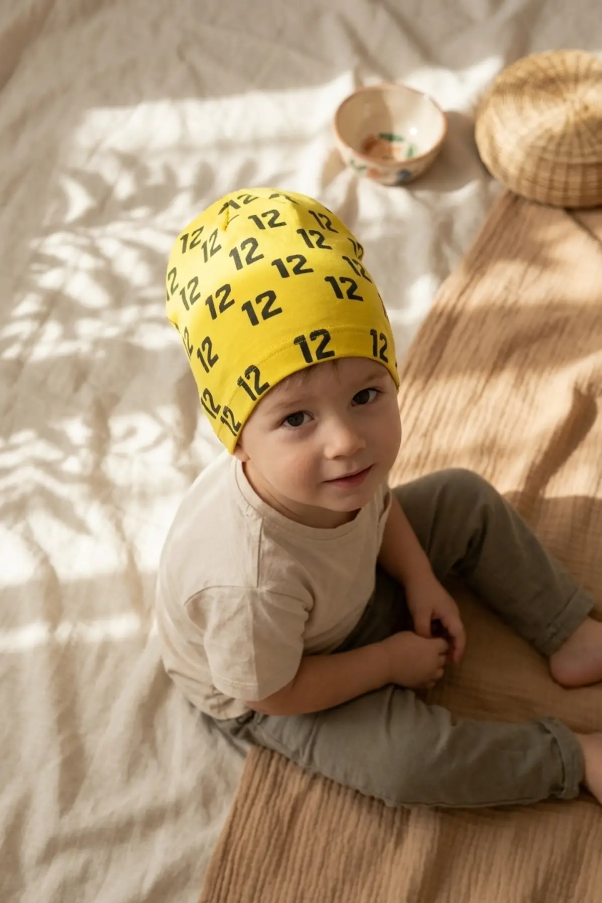 Unisex Siyah Sarı Tipografik Desenli Pamuklu Slouchy Bere Şapka - Modern Sokak Stili Tasarım 2-4 Yaş
