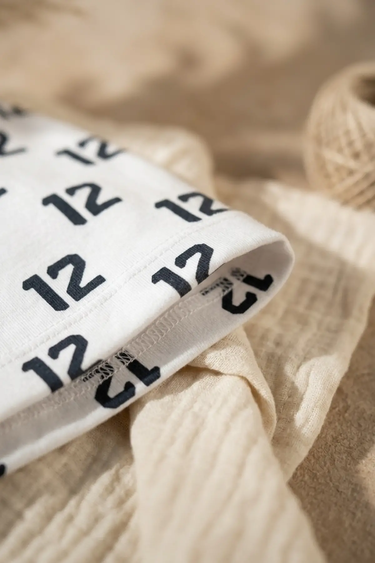 Unisex Beyaz 12 Tipografik Desenli Pamuklu Slouchy Bere Şapka - Modern Sokak Stili Tasarım 2-4 Yaş