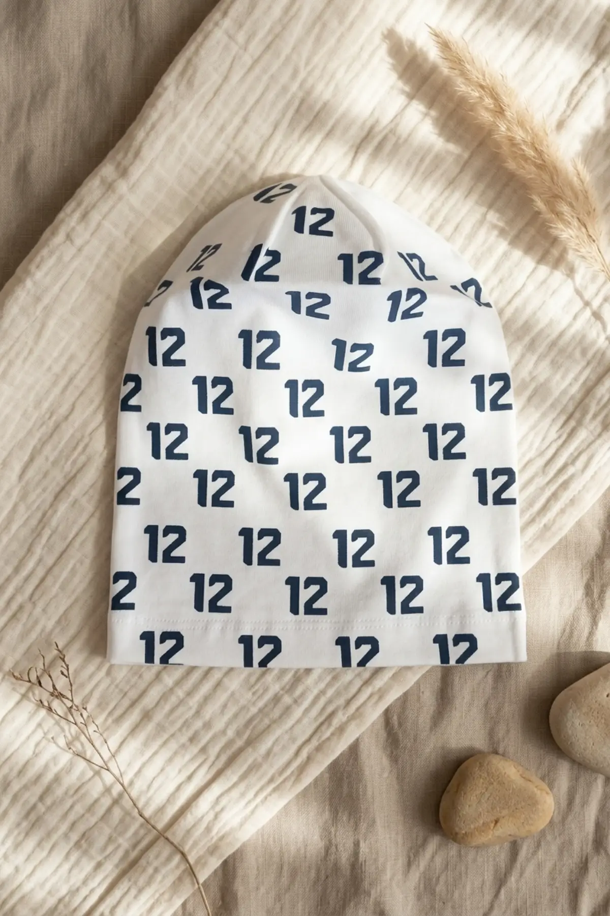 Unisex Beyaz 12 Tipografik Desenli Pamuklu Slouchy Bere Şapka - Modern Sokak Stili Tasarım 2-4 Yaş