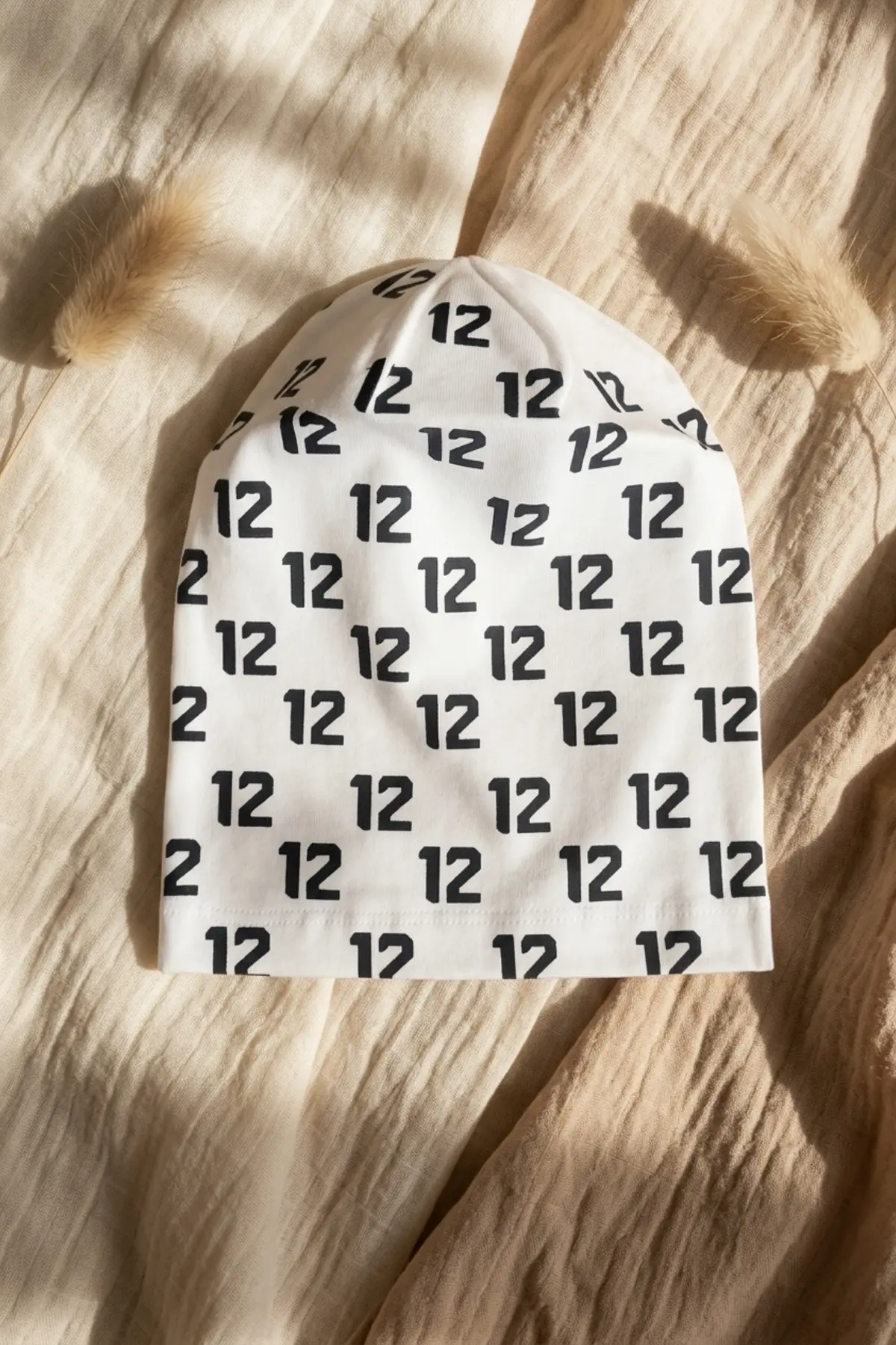 Unisex Beyaz 12 Tipografik Desenli Pamuklu Slouchy Bere Şapka - Modern Sokak Stili Tasarım 2-4 Yaş
