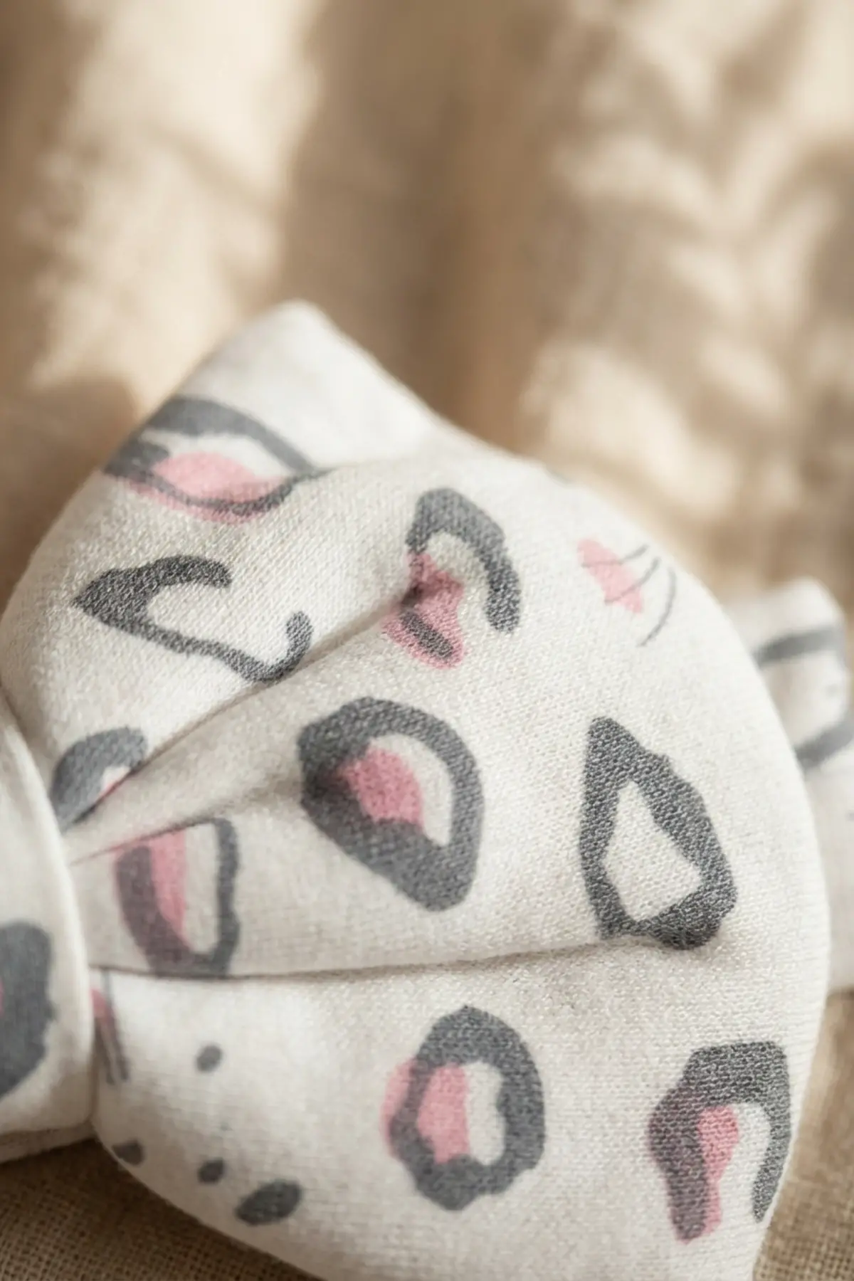 Lumina 2li Lüks Saten Fiyonk Bebek Bandana Seti - Pembe ve Leopar Yumuşak Elastik Saç Aksesuarı