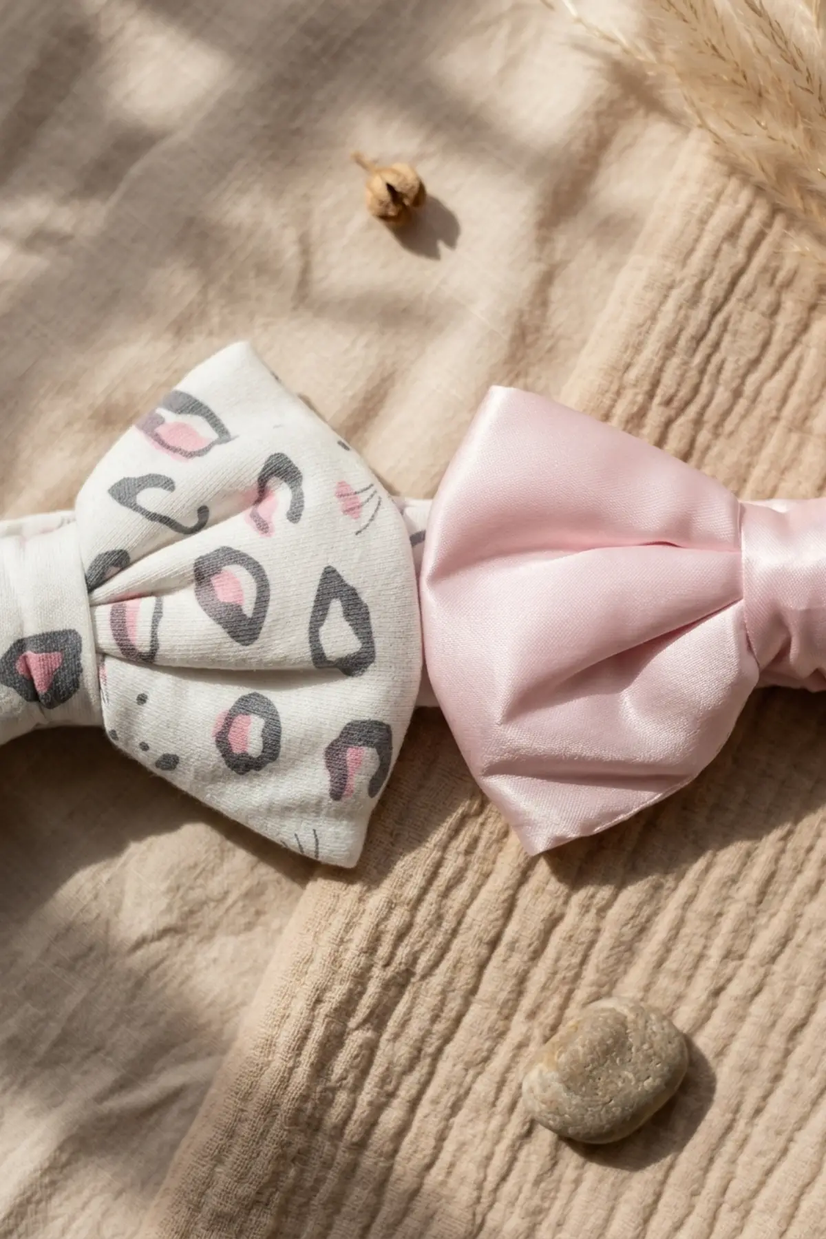 Lumina 2li Lüks Saten Fiyonk Bebek Bandana Seti - Pembe ve Leopar Yumuşak Elastik Saç Aksesuarı