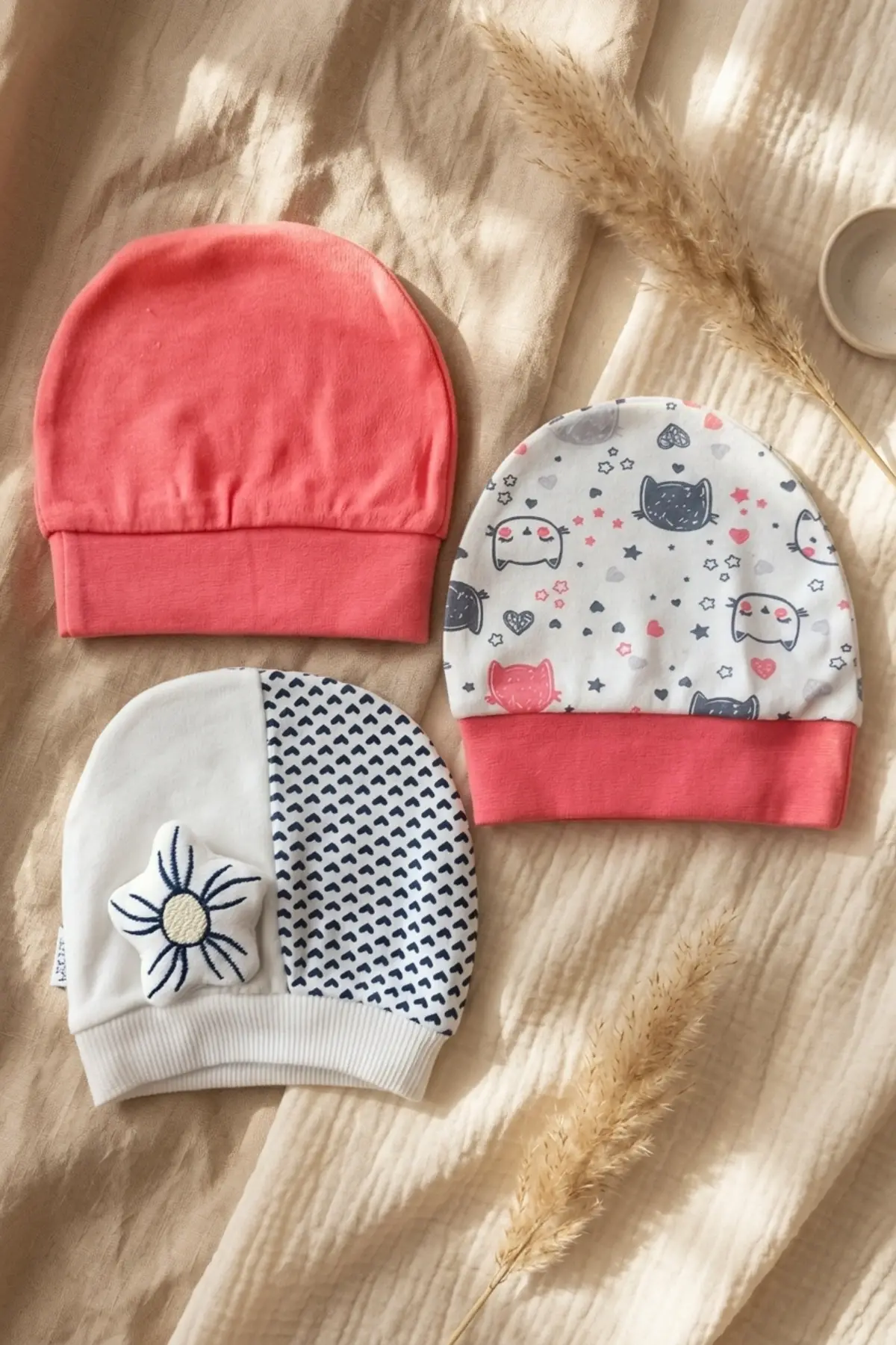 3lü % 100 Pamuklu Çiçek Aplikeli Kız Bebek Bere Şapka Seti- Kalp ve Çizgi Desenli Penye Bebek Şapkası 0-3 Ay