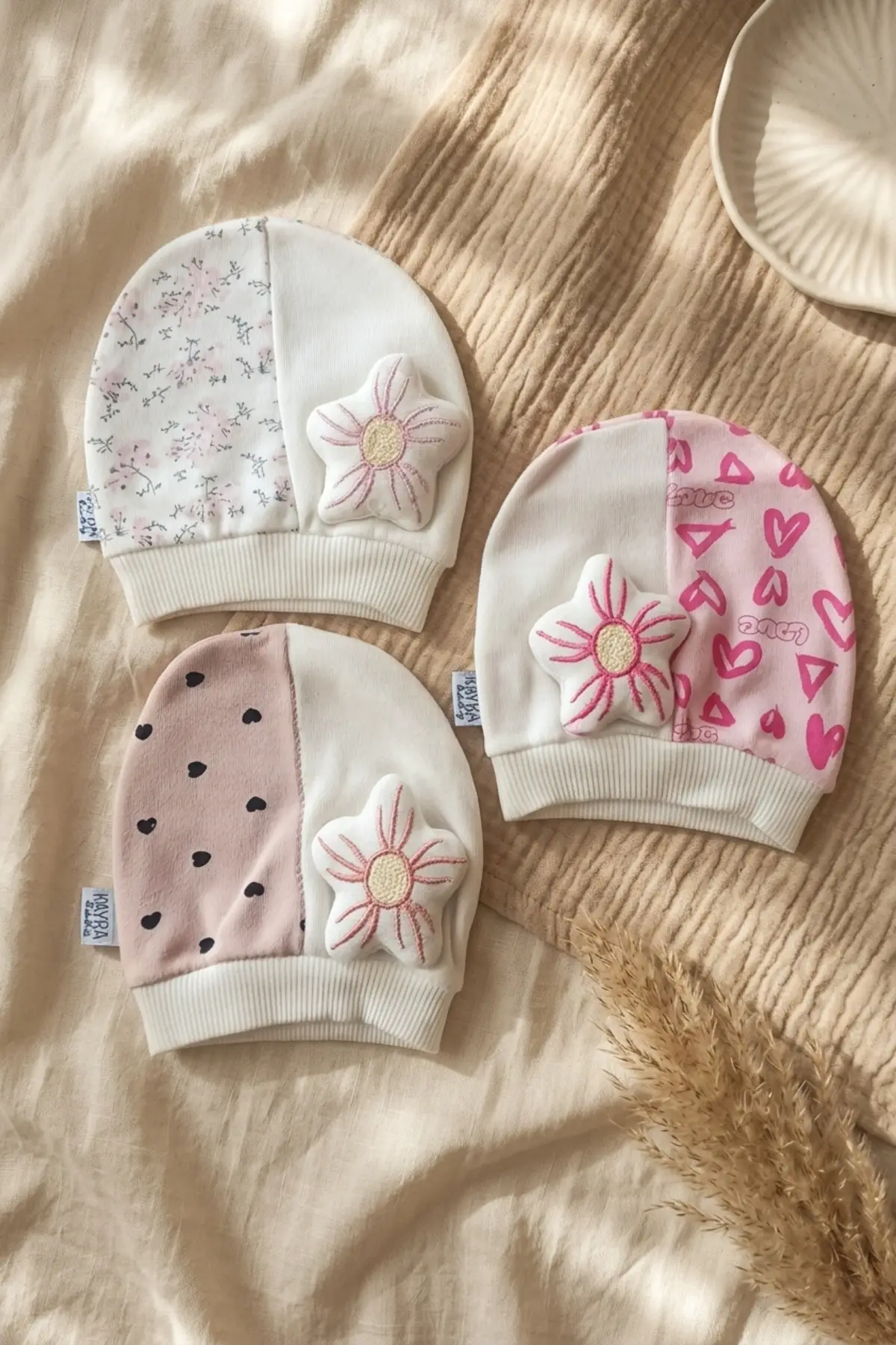 3lü % 100 Pamuklu Çiçek Aplikeli Kız Bebek Bere Şapka Seti- Kalp ve Çizgi Desenli Penye Bebek Şapkası 0-3 Ay