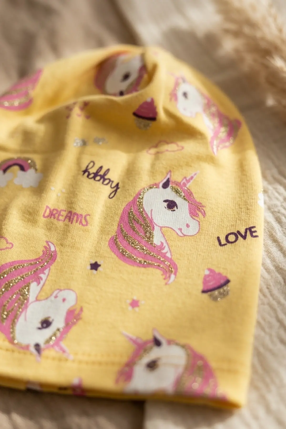 Kız Çocuk Sarı Unicorn Desenli Pamuklu Esnek Penye Bere - Gümüş Sim Detaylı Mevsimlik Çocuk Şapkası