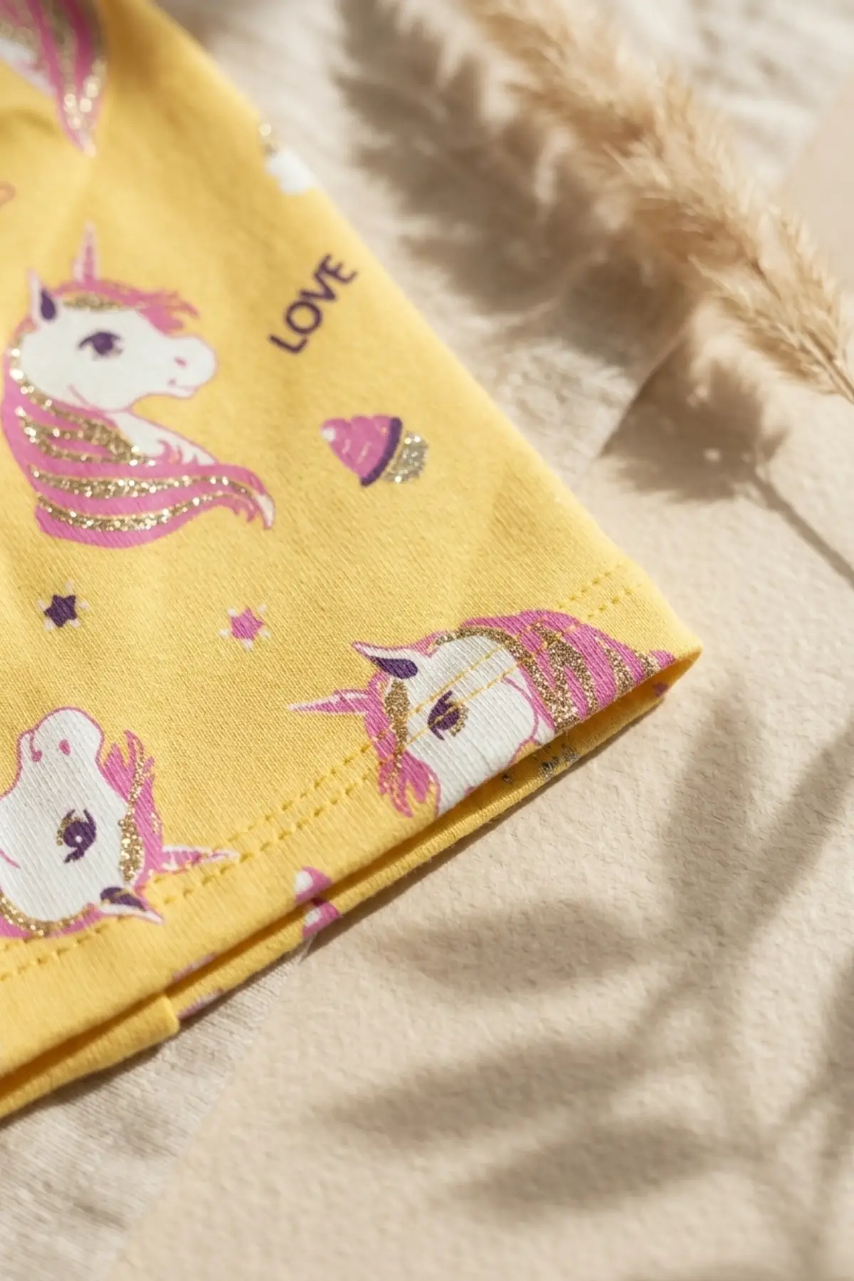 Kız Çocuk Sarı Unicorn Desenli Pamuklu Esnek Penye Bere - Gümüş Sim Detaylı Mevsimlik Çocuk Şapkası