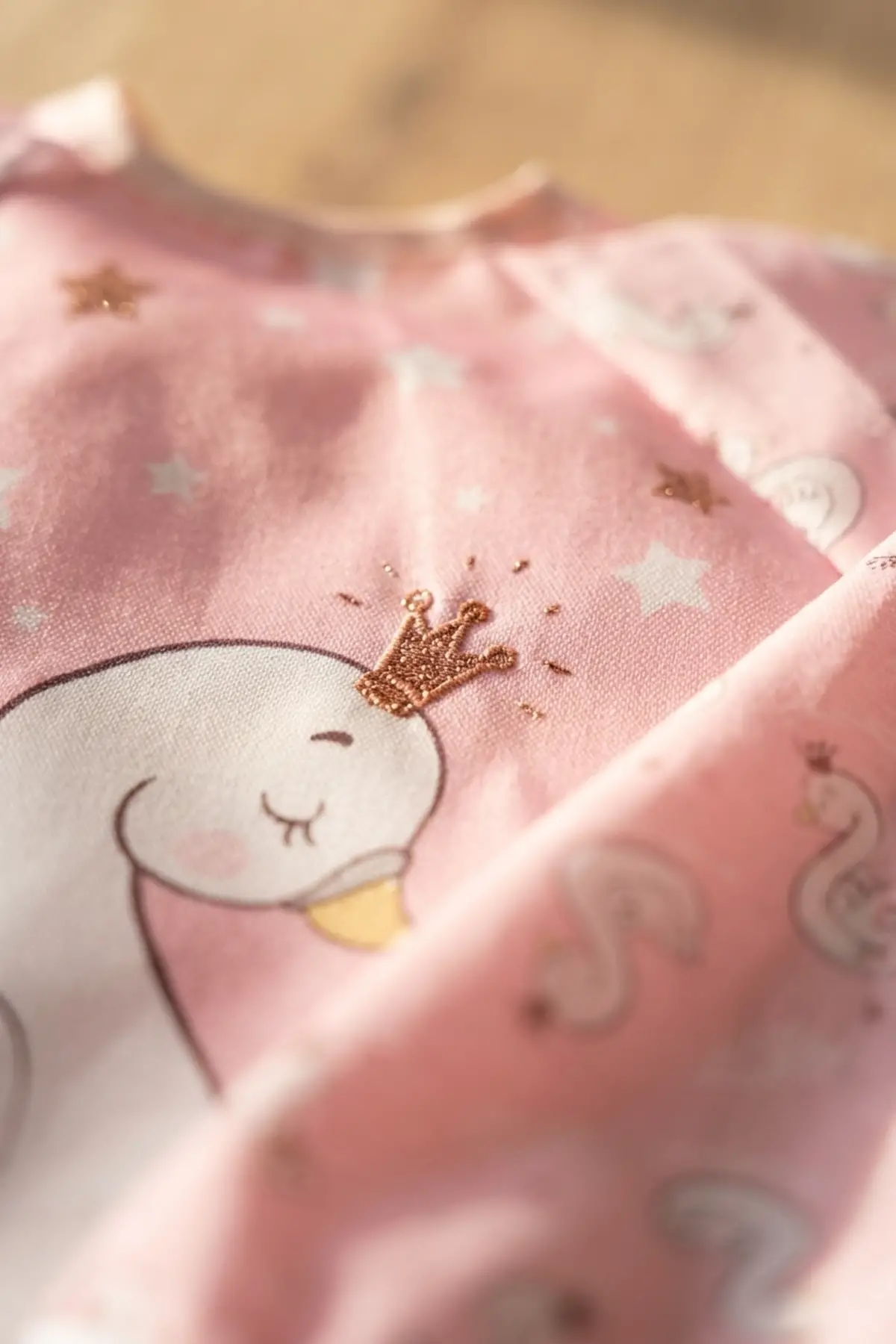 Kız Bebek Su Geçirmez Kollu Mama Önlüğü 2li Set - Leke Tutmaz, Sıvı Geçirmez, Lastikli Manşet, Kuğu ve Balerin Ayıcık Desenli Aktivite Önlüğü