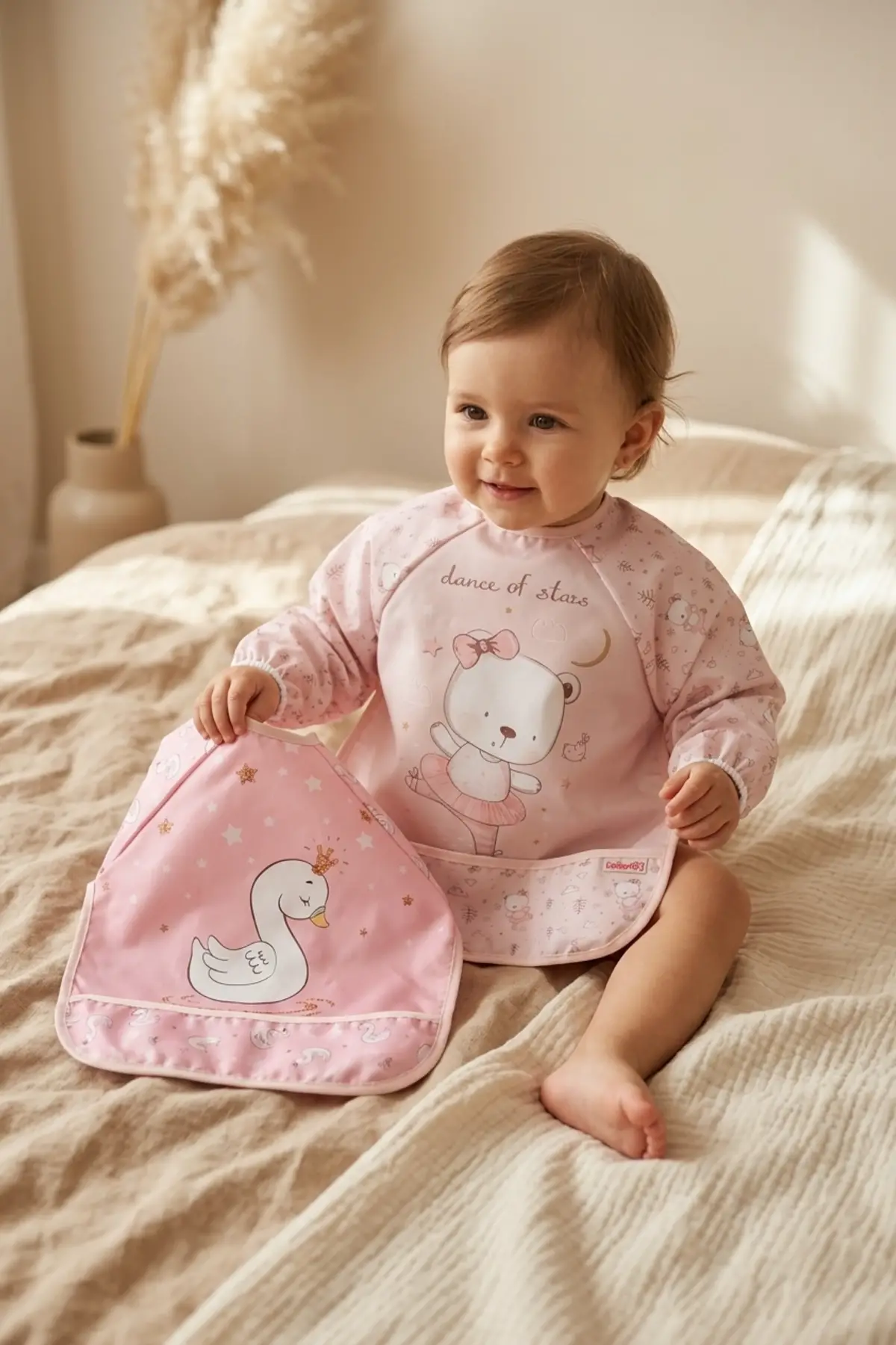 Kız Bebek Su Geçirmez Kollu Mama Önlüğü 2li Set - Leke Tutmaz, Sıvı Geçirmez, Lastikli Manşet, Kuğu ve Balerin Ayıcık Desenli Aktivite Önlüğü