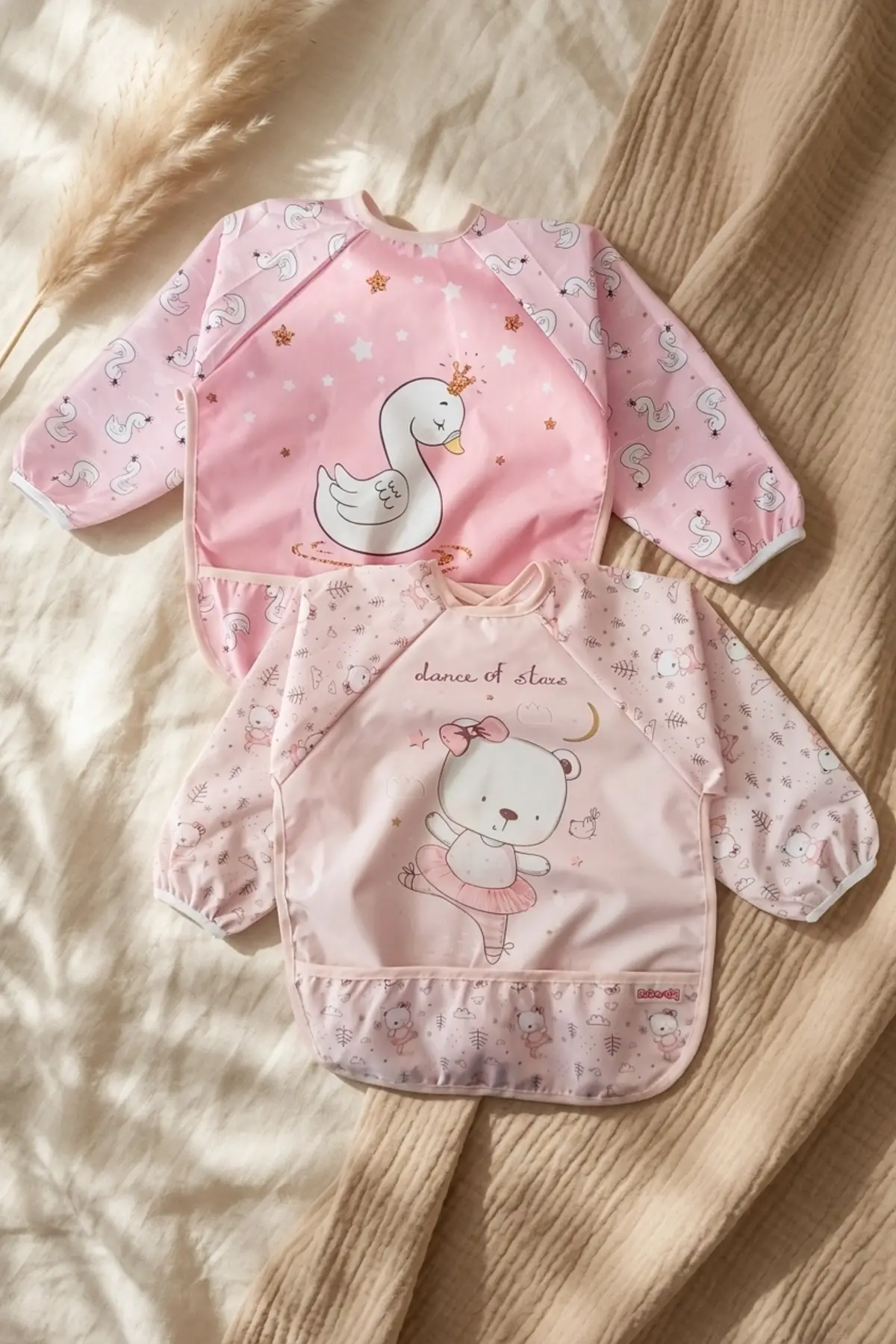 Kız Bebek Su Geçirmez Kollu Mama Önlüğü 2li Set - Leke Tutmaz, Sıvı Geçirmez, Lastikli Manşet, Kuğu ve Balerin Ayıcık Desenli Aktivite Önlüğü