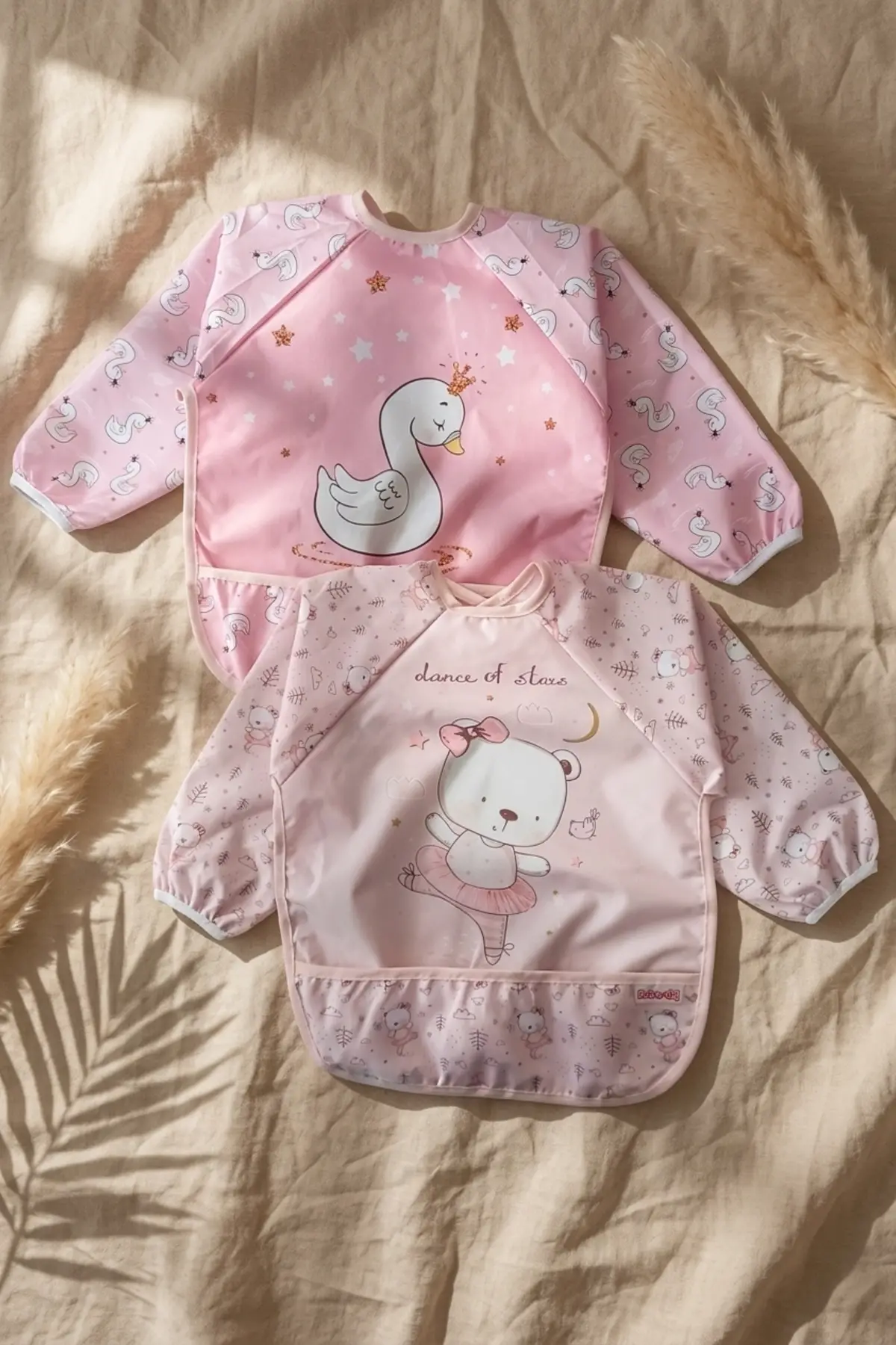 Kız Bebek Su Geçirmez Kollu Mama Önlüğü 2li Set - Leke Tutmaz, Sıvı Geçirmez, Lastikli Manşet, Kuğu ve Balerin Ayıcık Desenli Aktivite Önlüğü