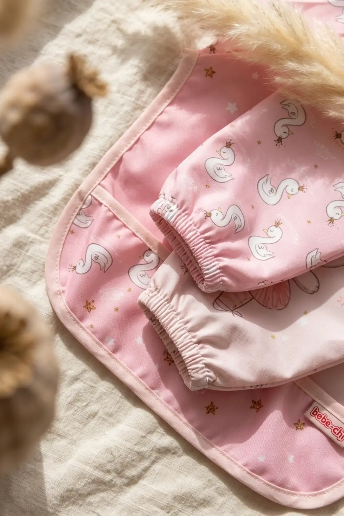 Kız Bebek Su Geçirmez Kollu Mama Önlüğü 2li Set - Leke Tutmaz, Sıvı Geçirmez, Lastikli Manşet, Kuğu ve Balerin Ayıcık Desenli Aktivite Önlüğü