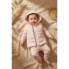 Kız Bebek Somon Papatya Desenli 3lü Takım - Kapüşonlu Şişme Yelek, Sweatshirt ve Eşofman Altı Kombini