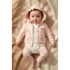 Bebek Pudra Pembesi Fırfırlı Sincap Nakışlı 3lü Takım - Pamuklu Kapüşonlu Hırka, Body ve Ribana Pantolon Seti 3-12 Ay