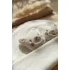 Teddy Charm Nakışlı ve Papyon Detaylı %100 Pamuklu Yumuşak Bebek Beresi - Beyaz Melanj Şık Bebek Aksesuarı