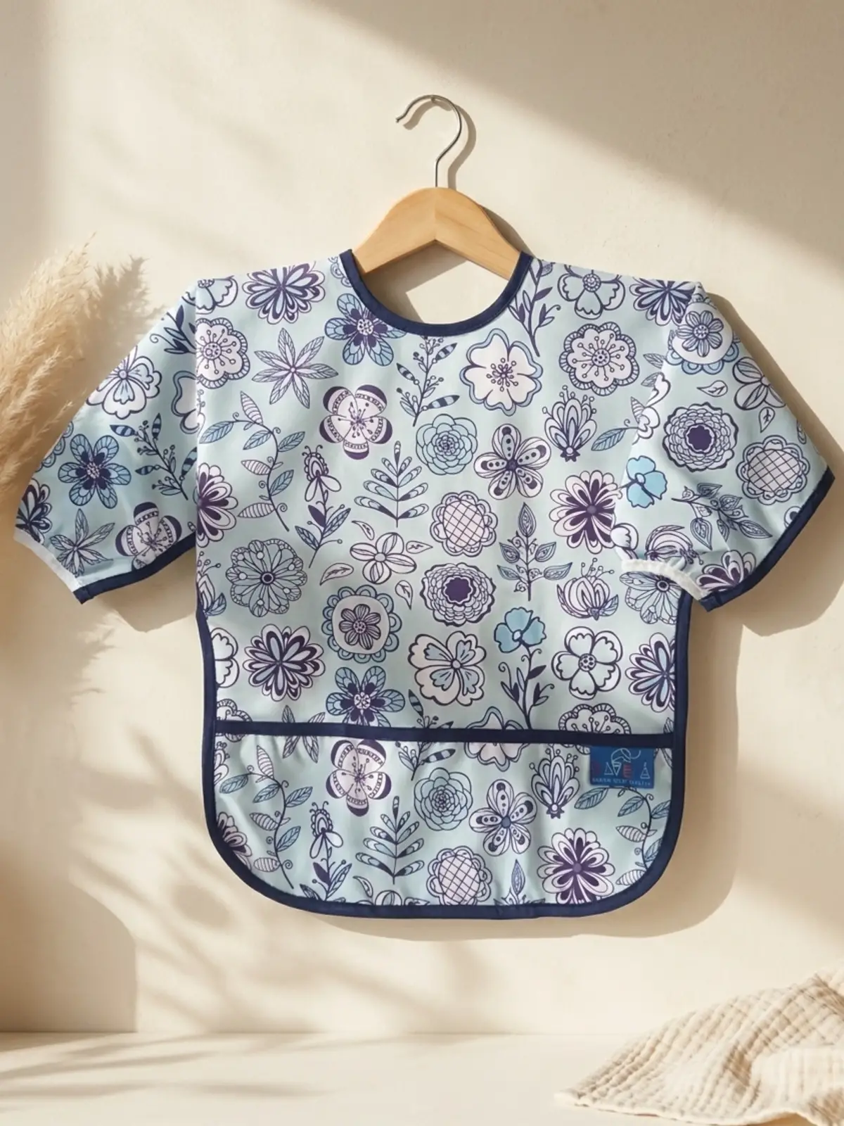 Aura Flora Sıvı Geçirmez Uzun Kollu Bebek Mama Önlüğü - Leke Tutmaz, Aktivite ve BLW Uyumlu Mavi Çiçekli Koruyucu Önlük 6-24 Ay