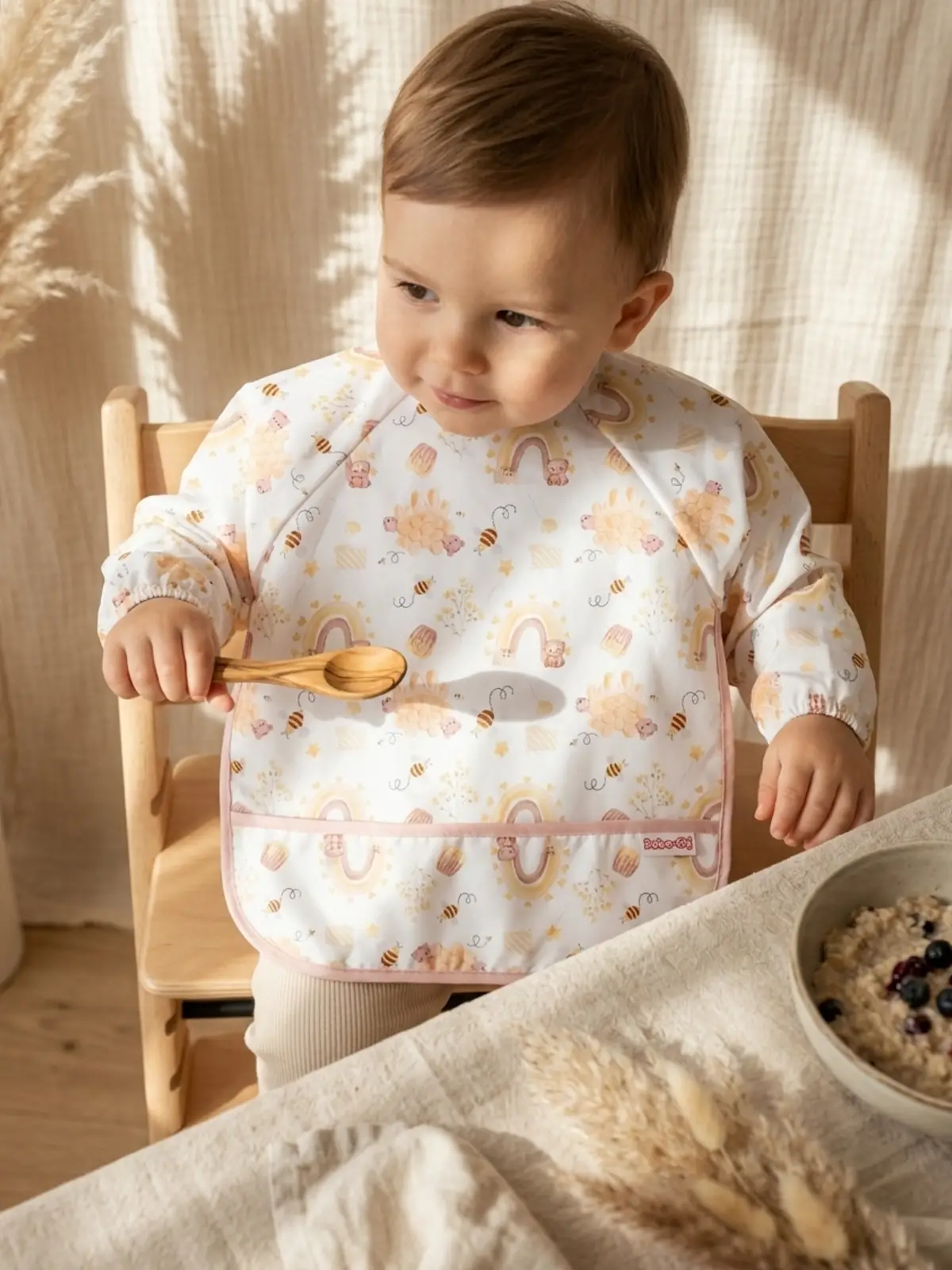 Bebek Uzun Kollu Sıvı Geçirmez Mama Önlüğü - Leke Tutmaz BLW Önlüğü - Gökkuşağı ve Arı Desenli Fonksiyonel Bebek Önlüğü 6-24 Ay