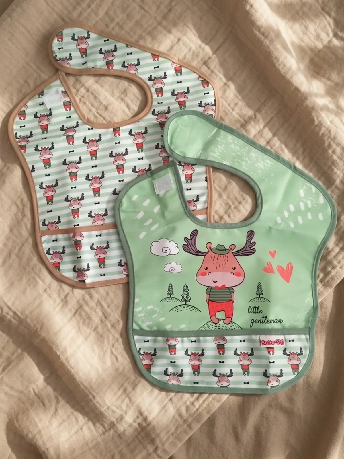 Bebe-Sty 2li Paket Sıvı Geçirmez Cepli Bebek Mama Önlüğü - Yeşil Geyik Figürlü Little Gentleman Tasarımı 0-12 Ay