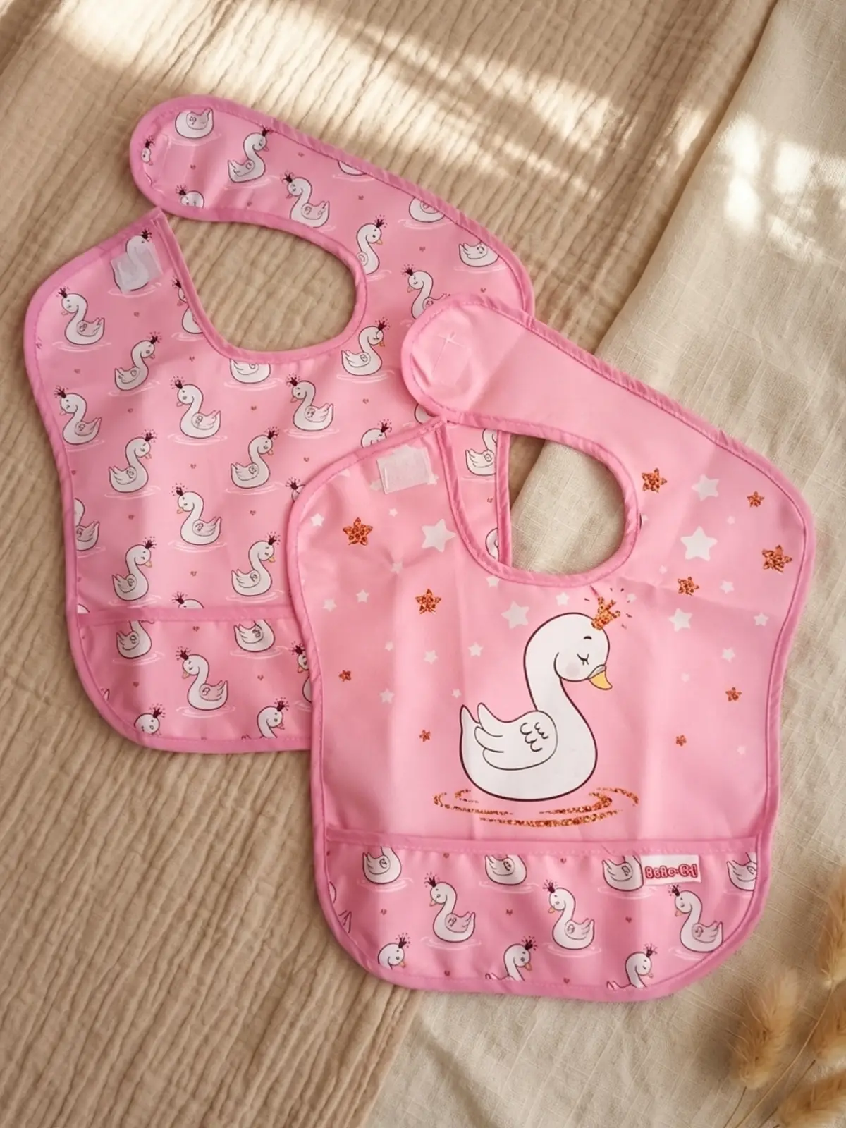Swan Princess 2li Sıvı Geçirmez Mama Önlüğü Seti - Pembe Kuğu Desenli, Kırıntı Cepli ve Leke Tutmaz Bebek Önlüğü 0-12 Ay