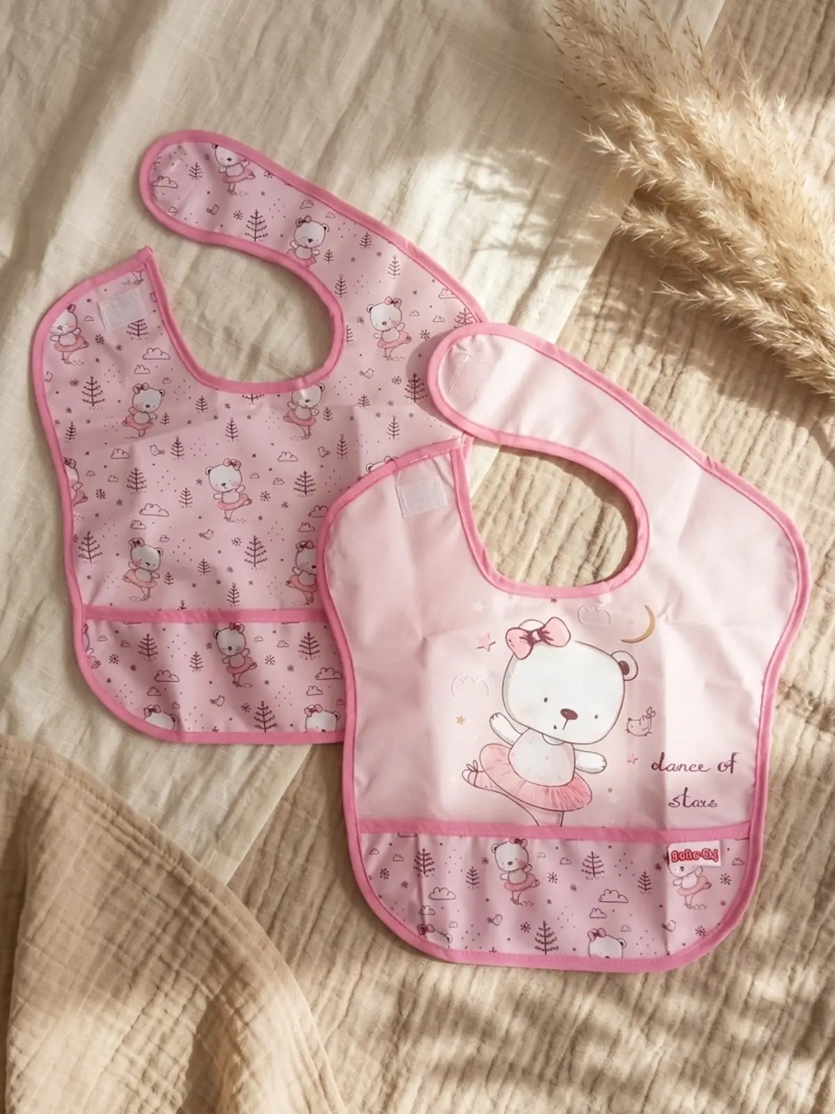 Bella Bear 2li Sıvı Geçirmez Cepli Mama Önlüğü - Pembe Balerin Ayıcık Desenli Leke Tutmaz Bebek Önlüğü 0-12 Ay