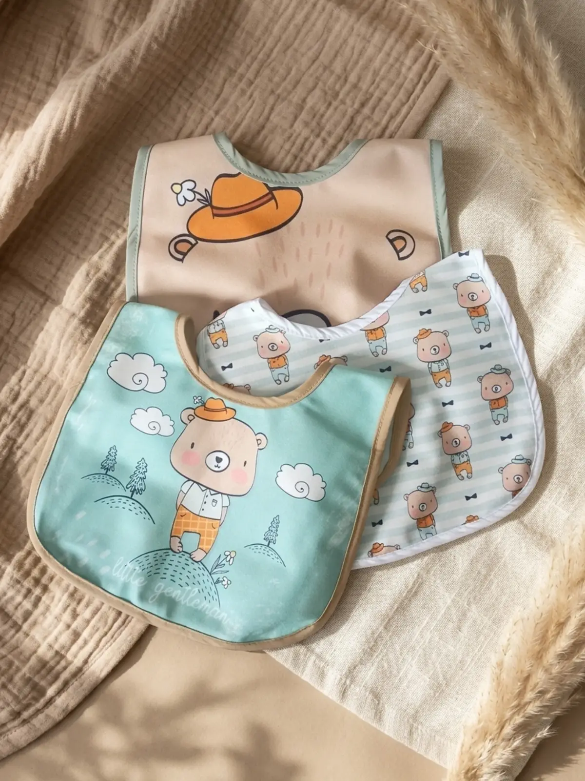 Little Gentleman Serisi 3lü Lüks Pamuklu Bebek Mama Önlüğü - Mint Yeşili ve Bej Ayıcık Desenli Sıvı Geçirmez Ayarlanabilir Çıtçıtlı Set 0-12 Ay