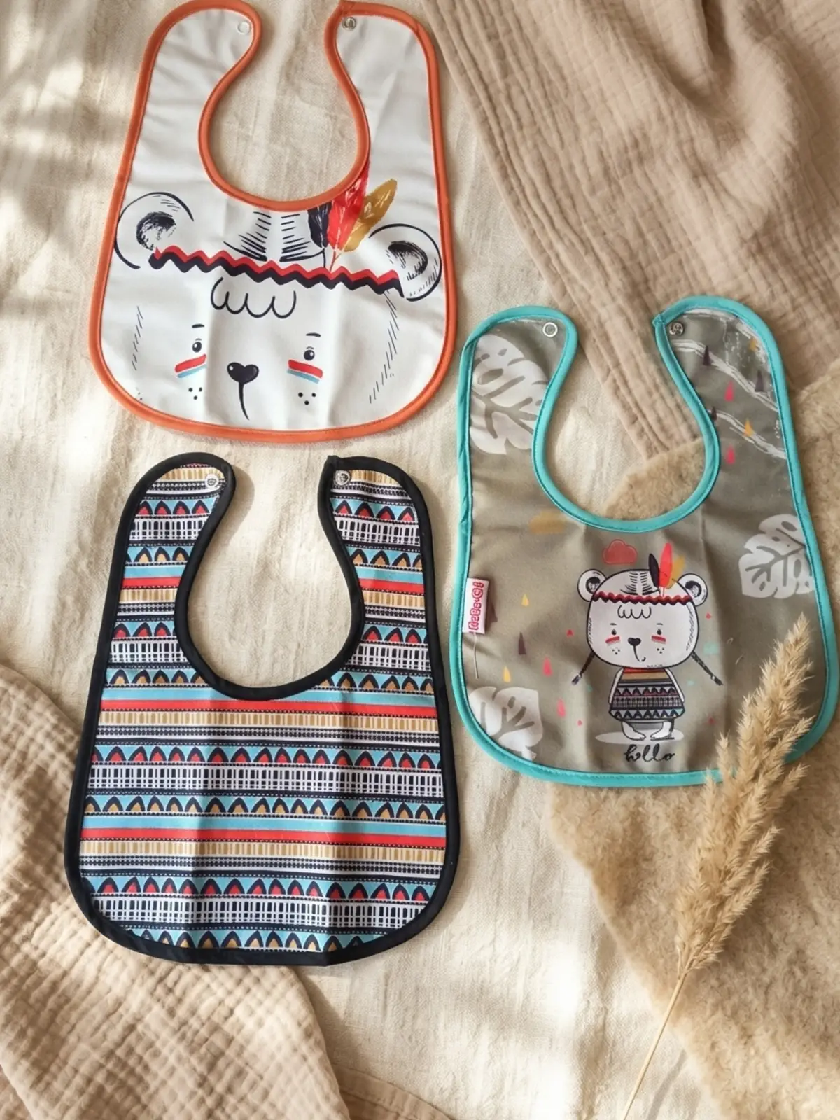 Bebek Mama Önlüğü 3lü Set - Boho Tribal Serisi Su Geçirmez Sıvı İtici Kumaş Leke Tutmaz Çıtçıtlı Ayarlanabilir Boyun Yapısı 0-12 Ay