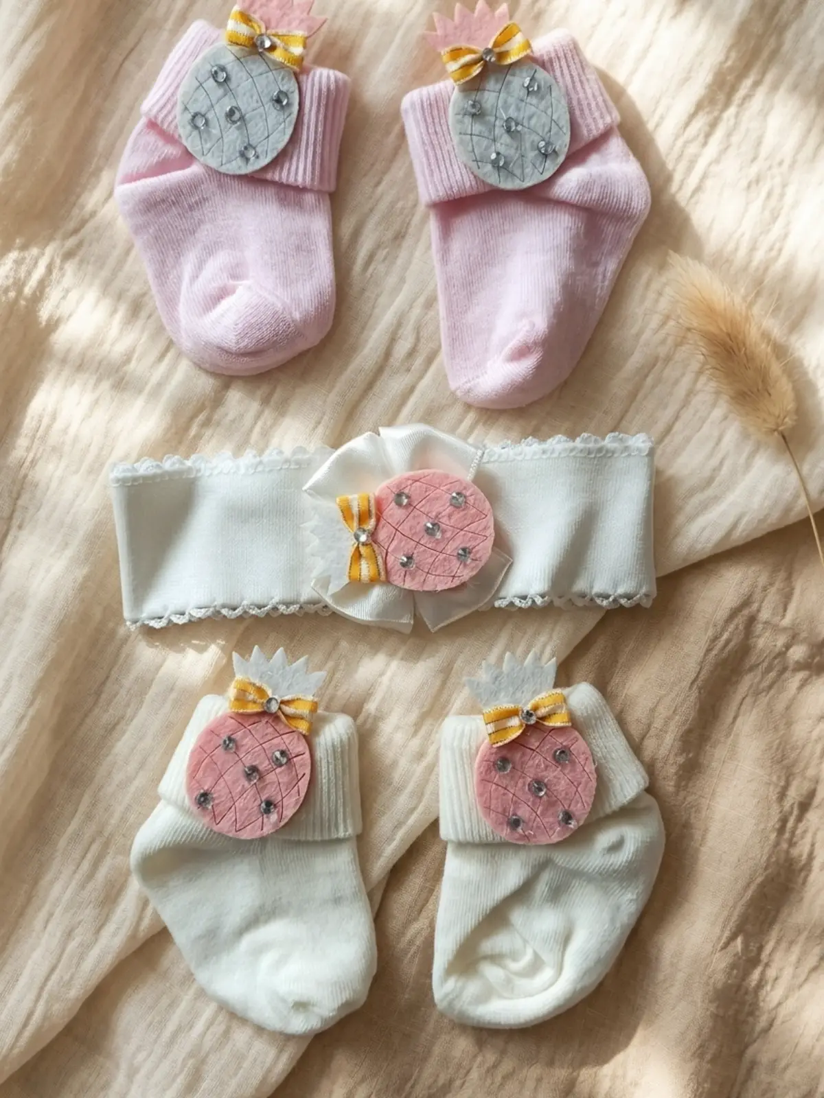 Pina Bloom Kristal Taşlı Ananas Figürlü Bebek Çorap ve Bandana Seti 0-6 Ay - 3 Parça Lüks Newborn Hediye Seti