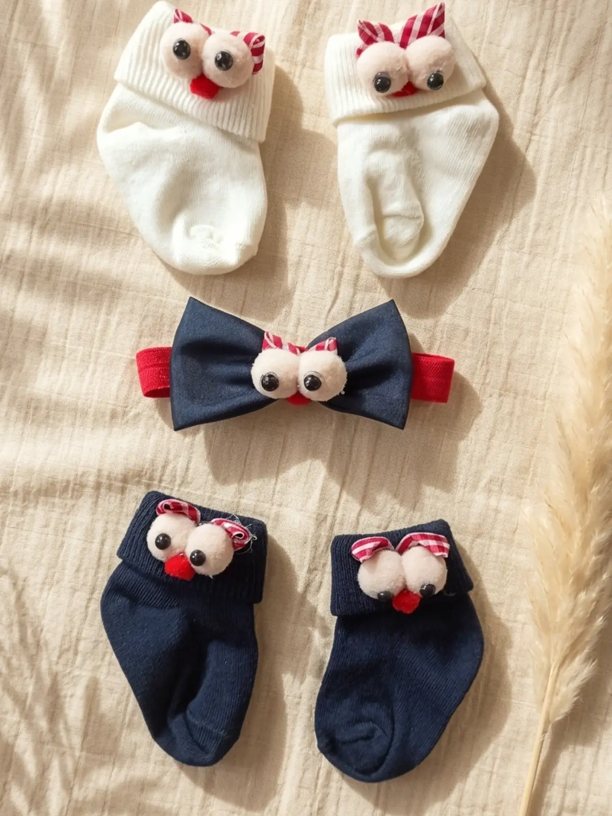 Bubbly Tots 3 Parça Bebek Aksesuar Seti - Lacivert ve Beyaz 3D Karakterli Pamuklu Bebek Çorabı ve Fiyonk Kombini
