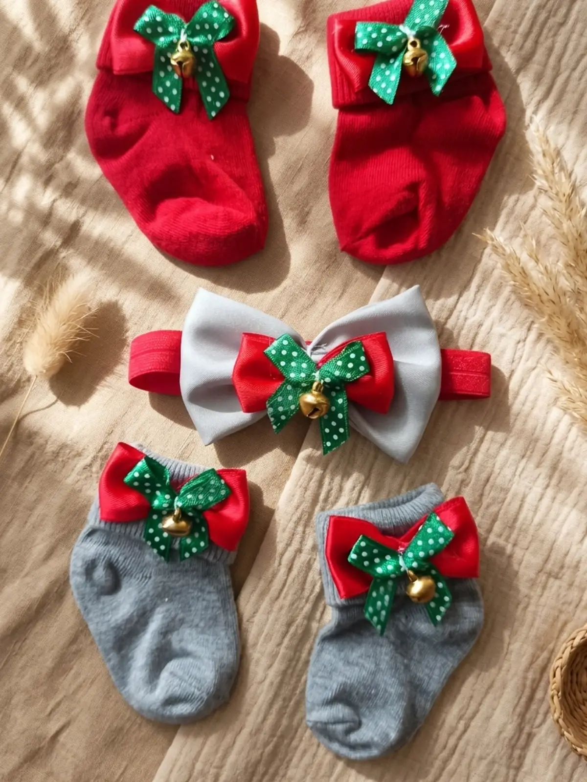 Merry Bells 3lü Yılbaşı Bebek Seti - Kırmızı ve Gri Fiyonklu Çıngıraklı Çorap & Fiyonk Kombini - Yenidoğan ve Bebek Hediye Seti