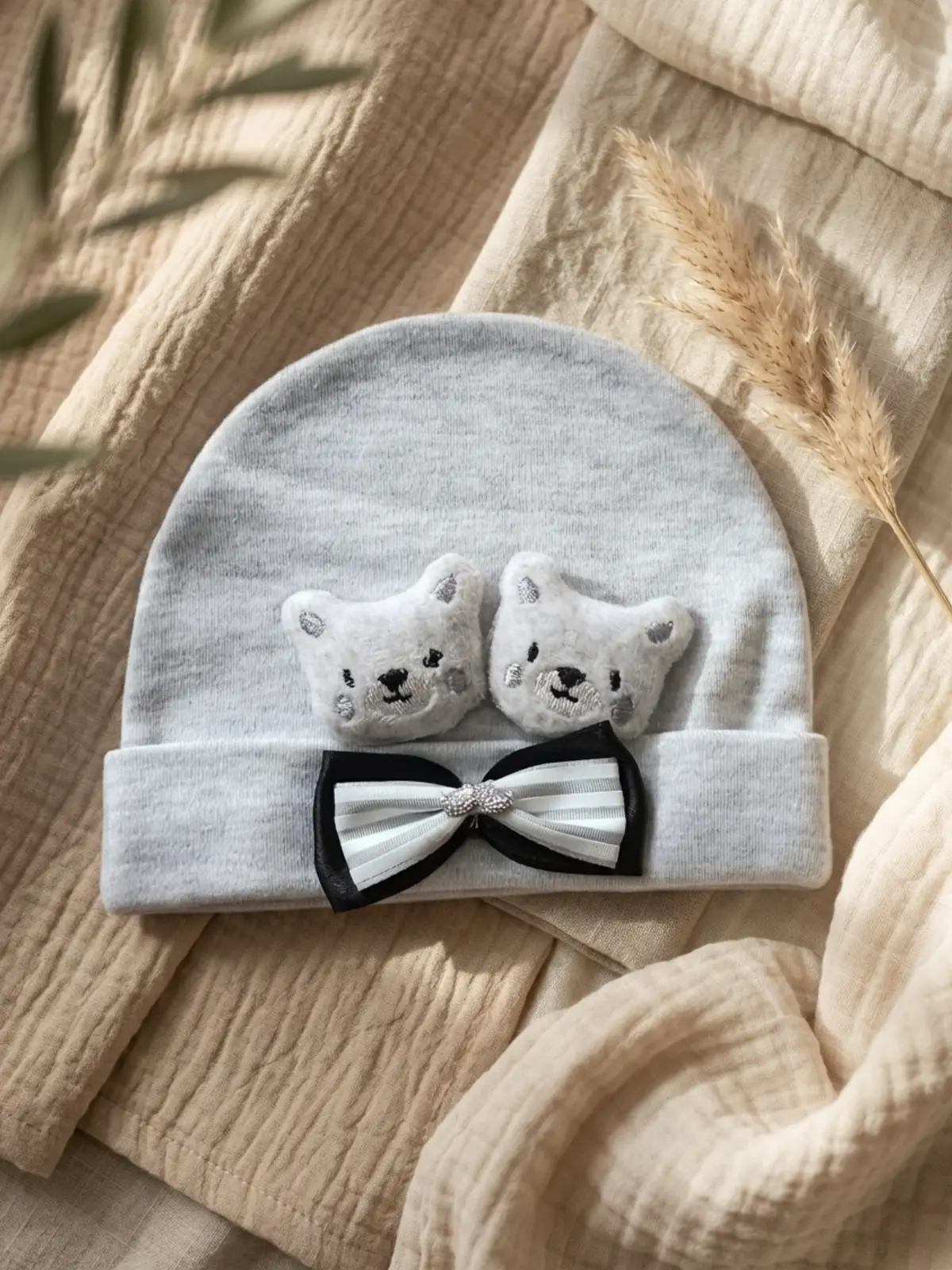 Teddy Charm Nakışlı ve Papyon Detaylı %100 Pamuklu Yumuşak Bebek Beresi - Gri Melanj Şık Bebek Aksesuarı