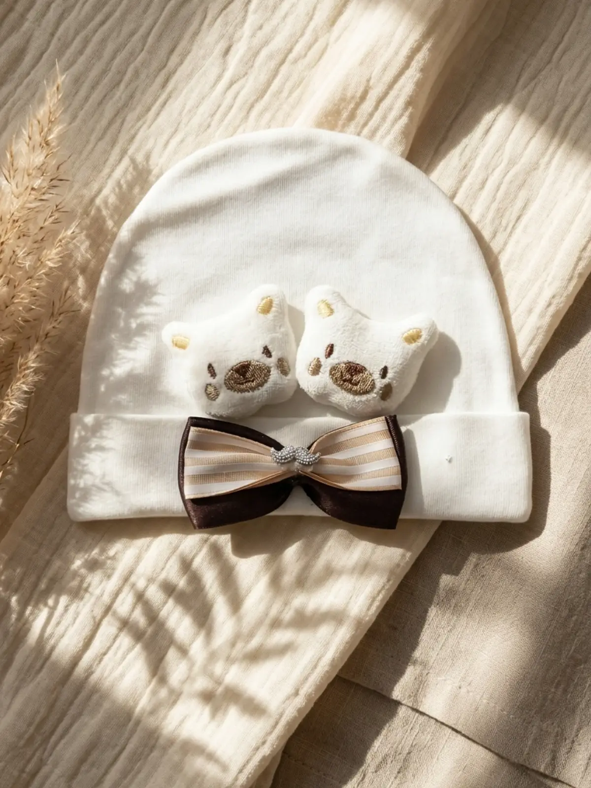 Teddy Charm Nakışlı ve Papyon Detaylı %100 Pamuklu Yumuşak Bebek Beresi - Beyaz Melanj Şık Bebek Aksesuarı