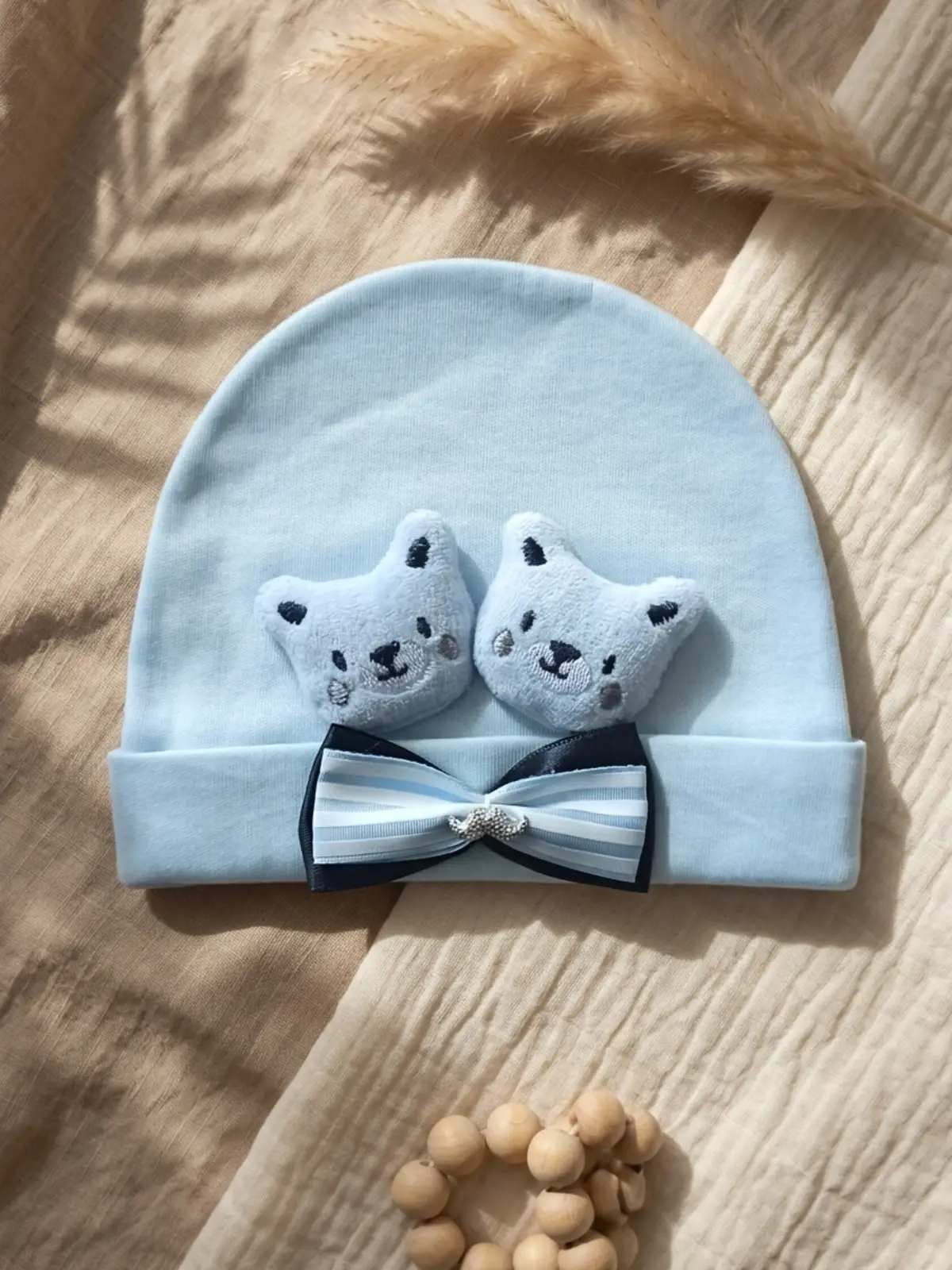 Teddy Charm Nakışlı ve Papyon Detaylı %100 Pamuklu Yumuşak Bebek Beresi - Mavi Melanj Şık Bebek Aksesuarı